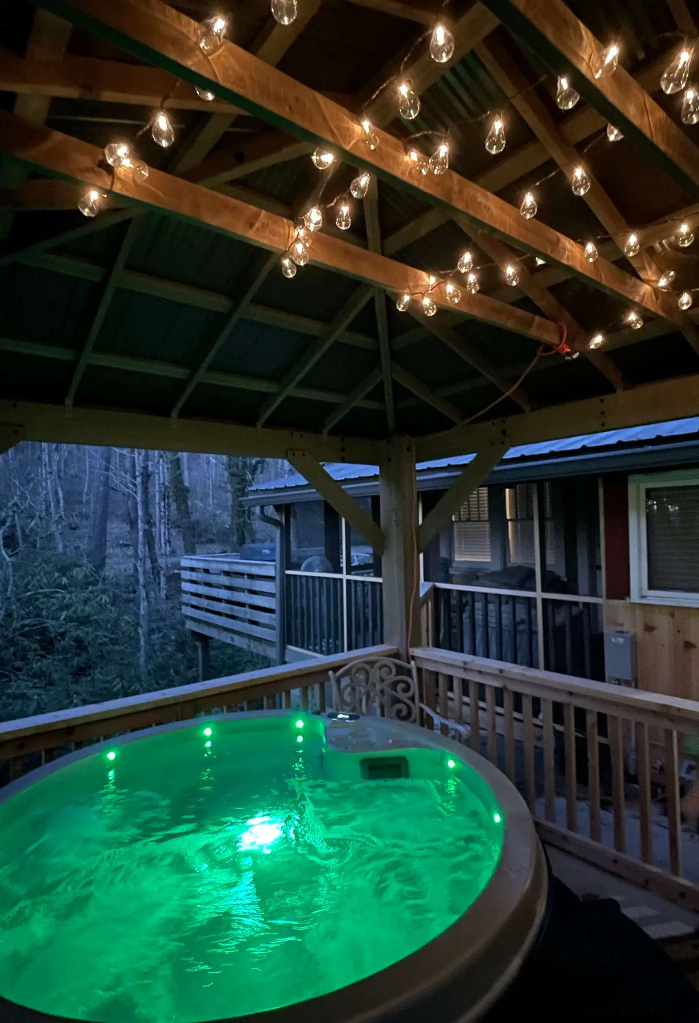 Peaceful Creekside Cabin, Dog-friendly, Hot Tub, Gas Fireplace, Gas Grill