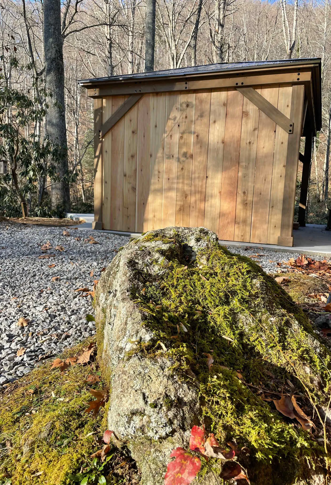Peaceful Creekside Cabin, Dog-friendly, Hot Tub, Gas Fireplace, Gas Grill