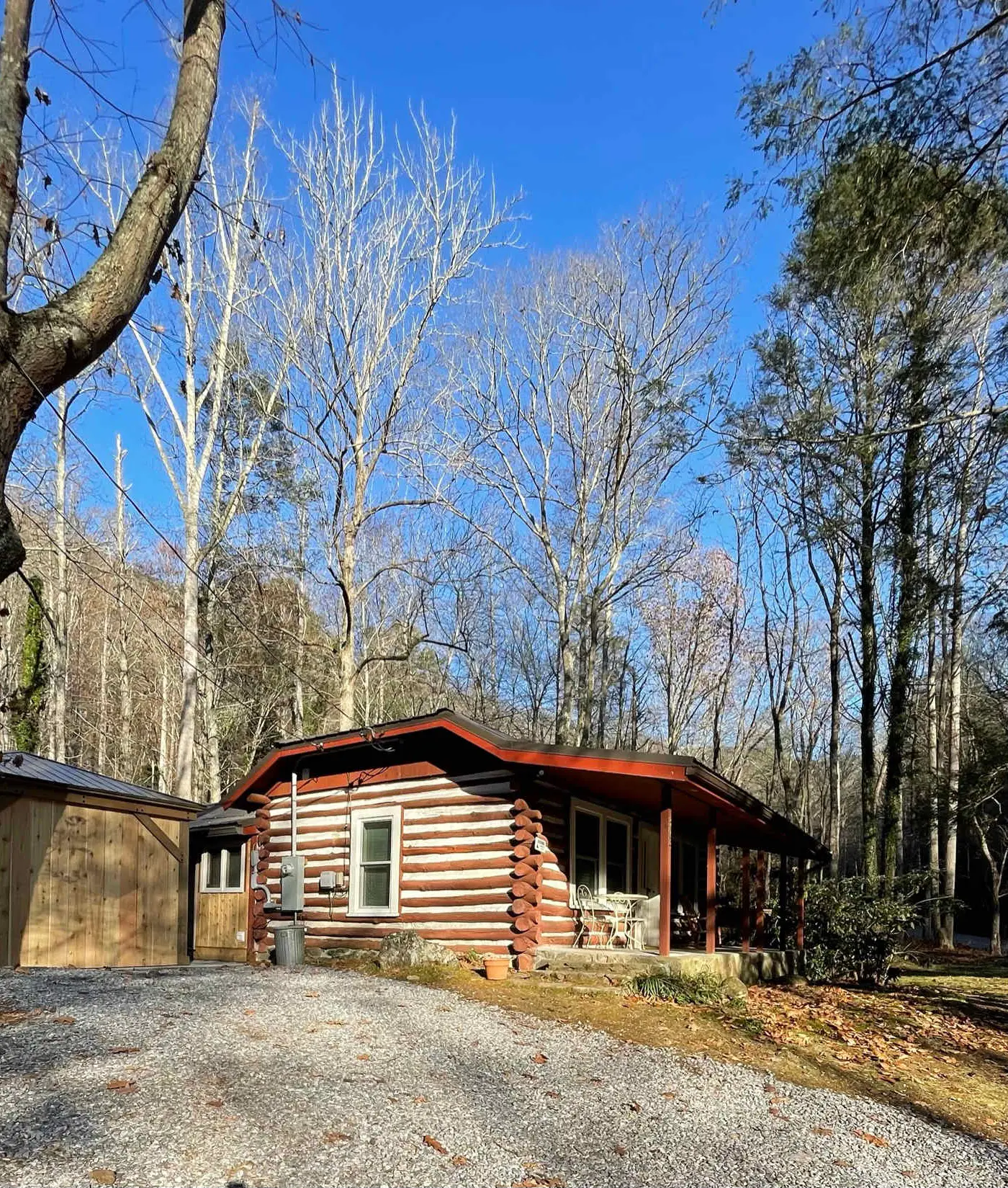 Peaceful Creekside Cabin, Dog-friendly, Hot Tub, Gas Fireplace, Gas Grill
