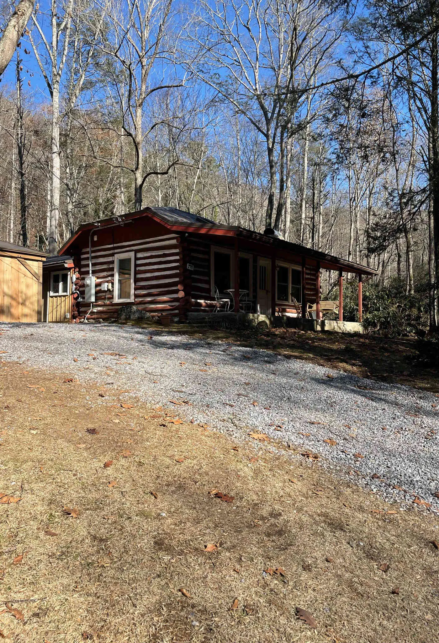 Peaceful Creekside Cabin, Dog-friendly, Hot Tub, Gas Fireplace, Gas Grill