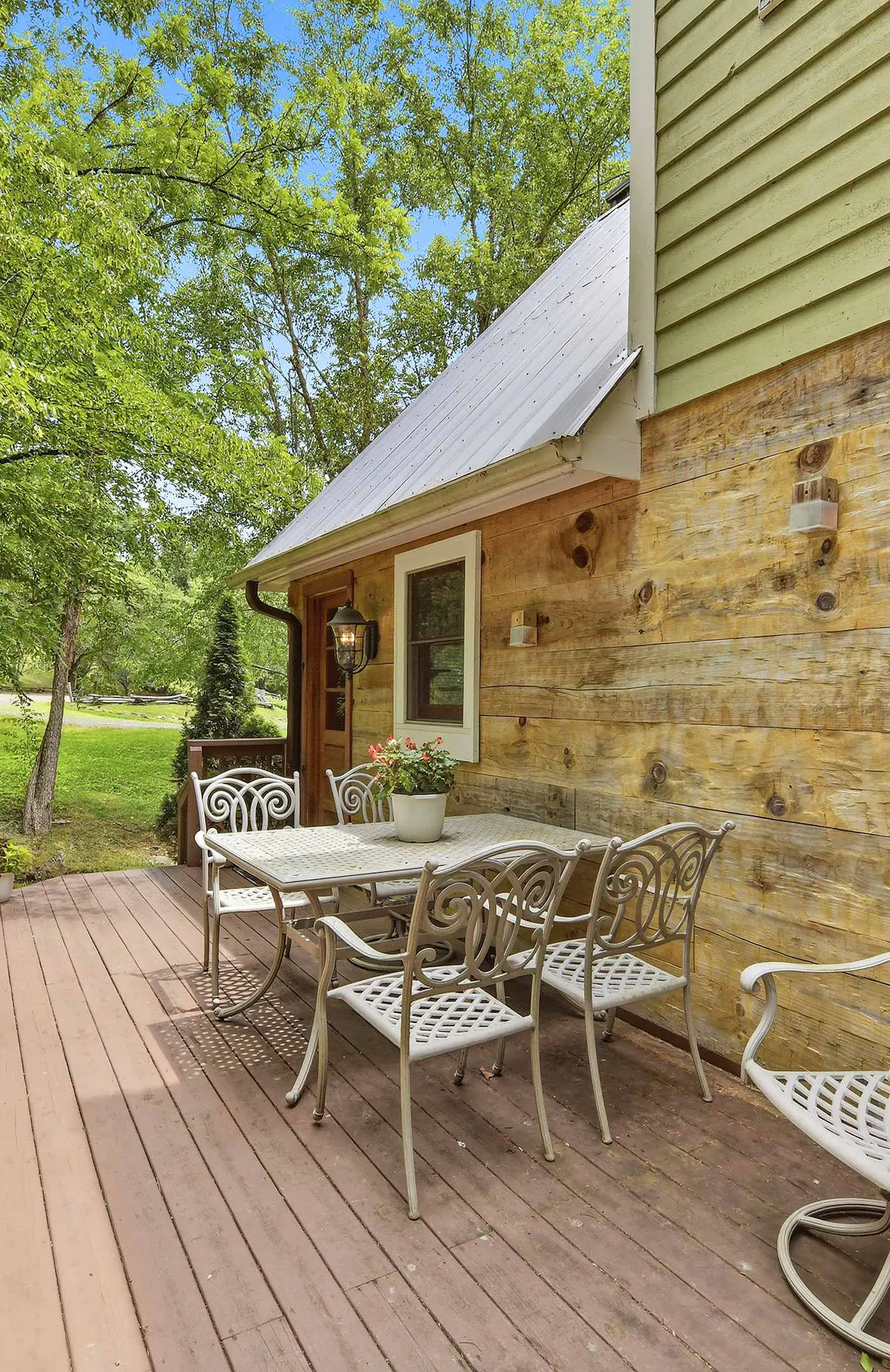 Creekfront Cottage, scenic views, dog-friendly, firepit, gas grill, gas fireplace