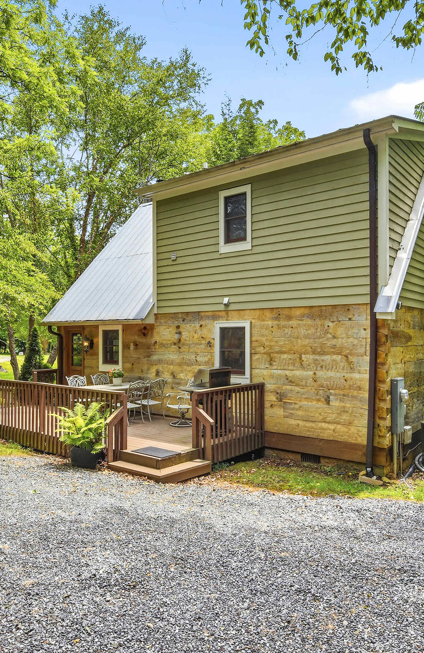 Creekfront Cottage, scenic views, dog-friendly, firepit, gas grill, gas fireplace