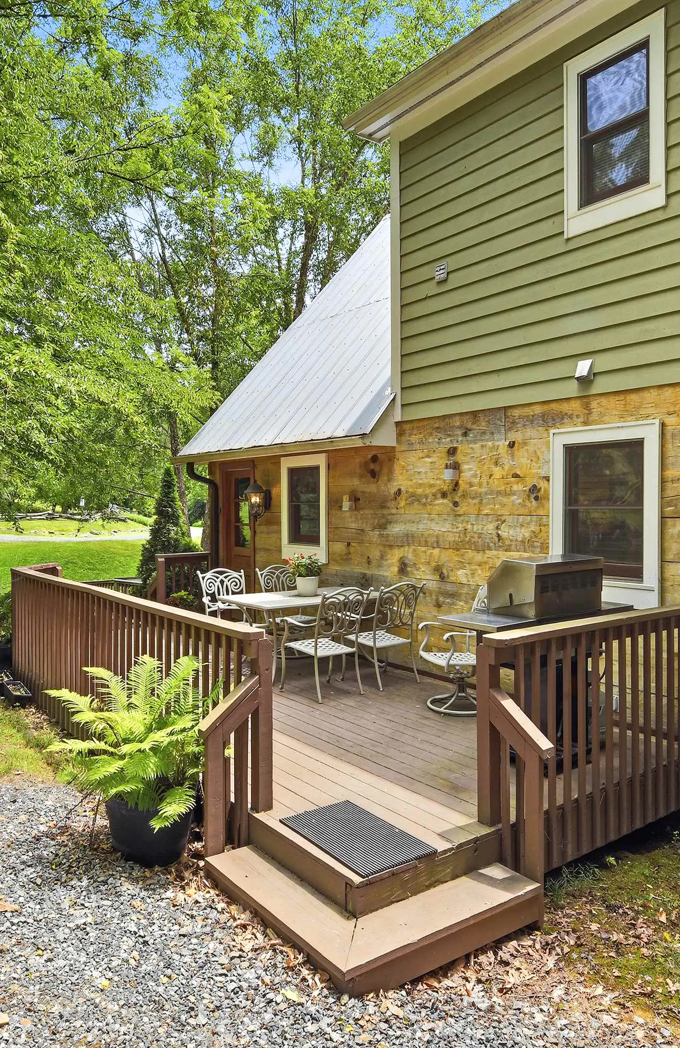 Creekfront Cottage, scenic views, dog-friendly, firepit, gas grill, gas fireplace