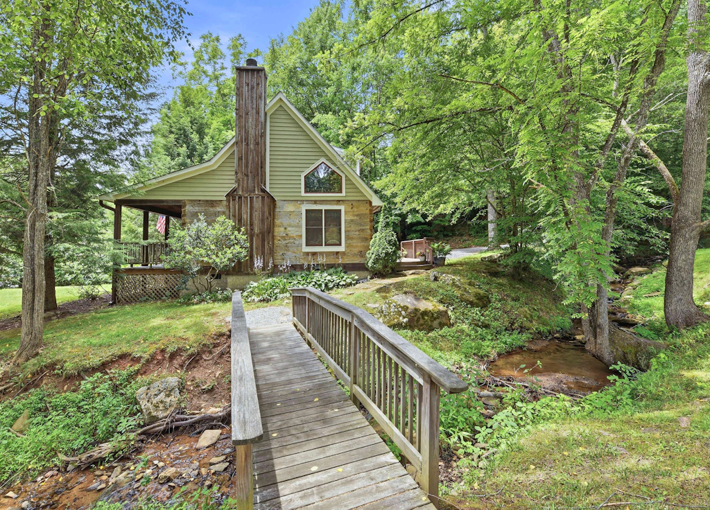Creekfront Cottage, scenic views, dog-friendly, firepit, gas grill, gas fireplace