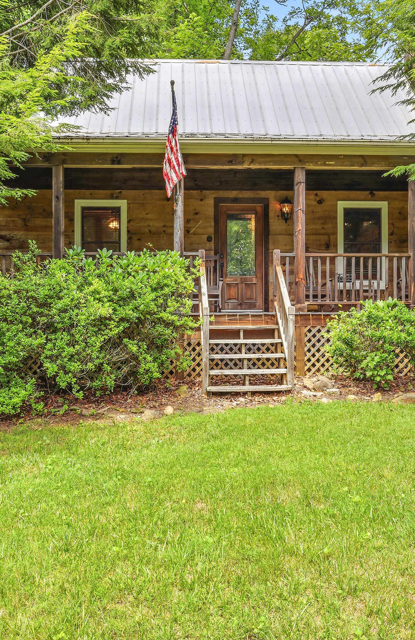 Creekfront Cottage, scenic views, dog-friendly, firepit, gas grill, gas fireplace