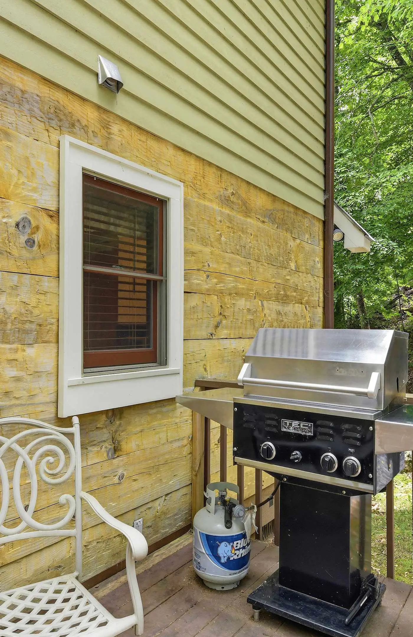 Creekfront Cottage, scenic views, dog-friendly, firepit, gas grill, gas fireplace