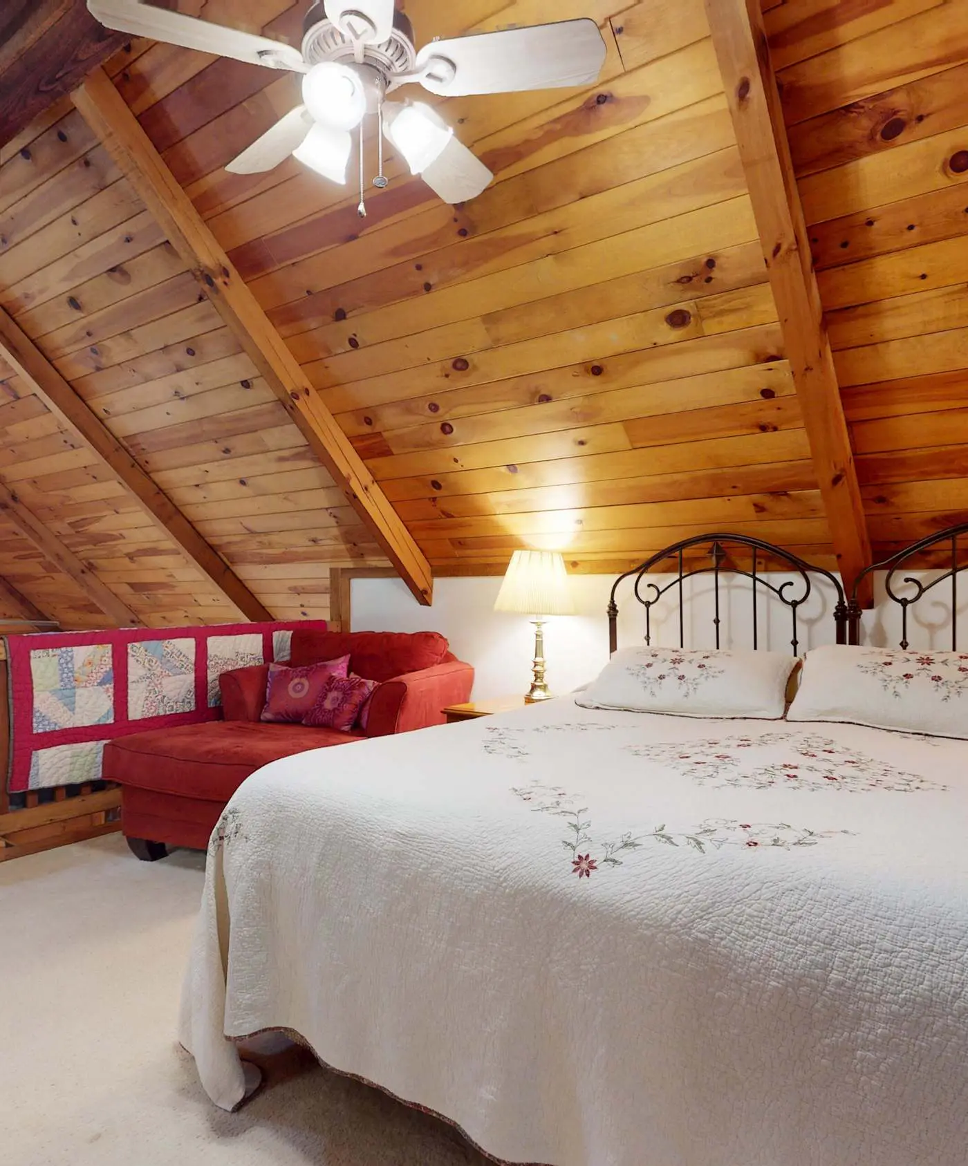 Creekfront Cottage, scenic views, dog-friendly, firepit, gas grill, gas fireplace