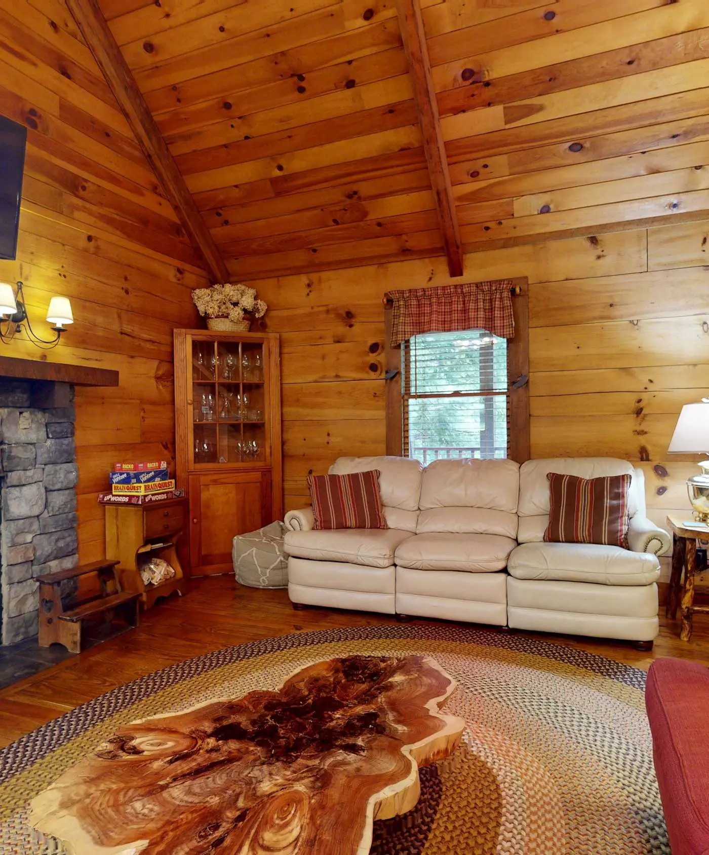 Creekfront Cottage, scenic views, dog-friendly, firepit, gas grill, gas fireplace