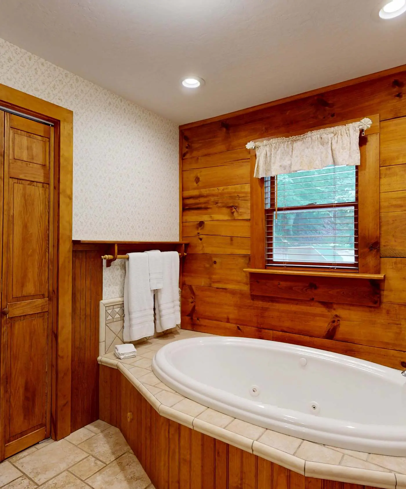 Creekfront Cottage, scenic views, dog-friendly, firepit, gas grill, gas fireplace