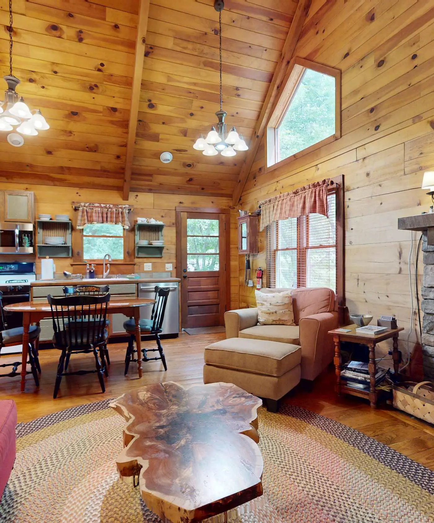 Creekfront Cottage, scenic views, dog-friendly, firepit, gas grill, gas fireplace