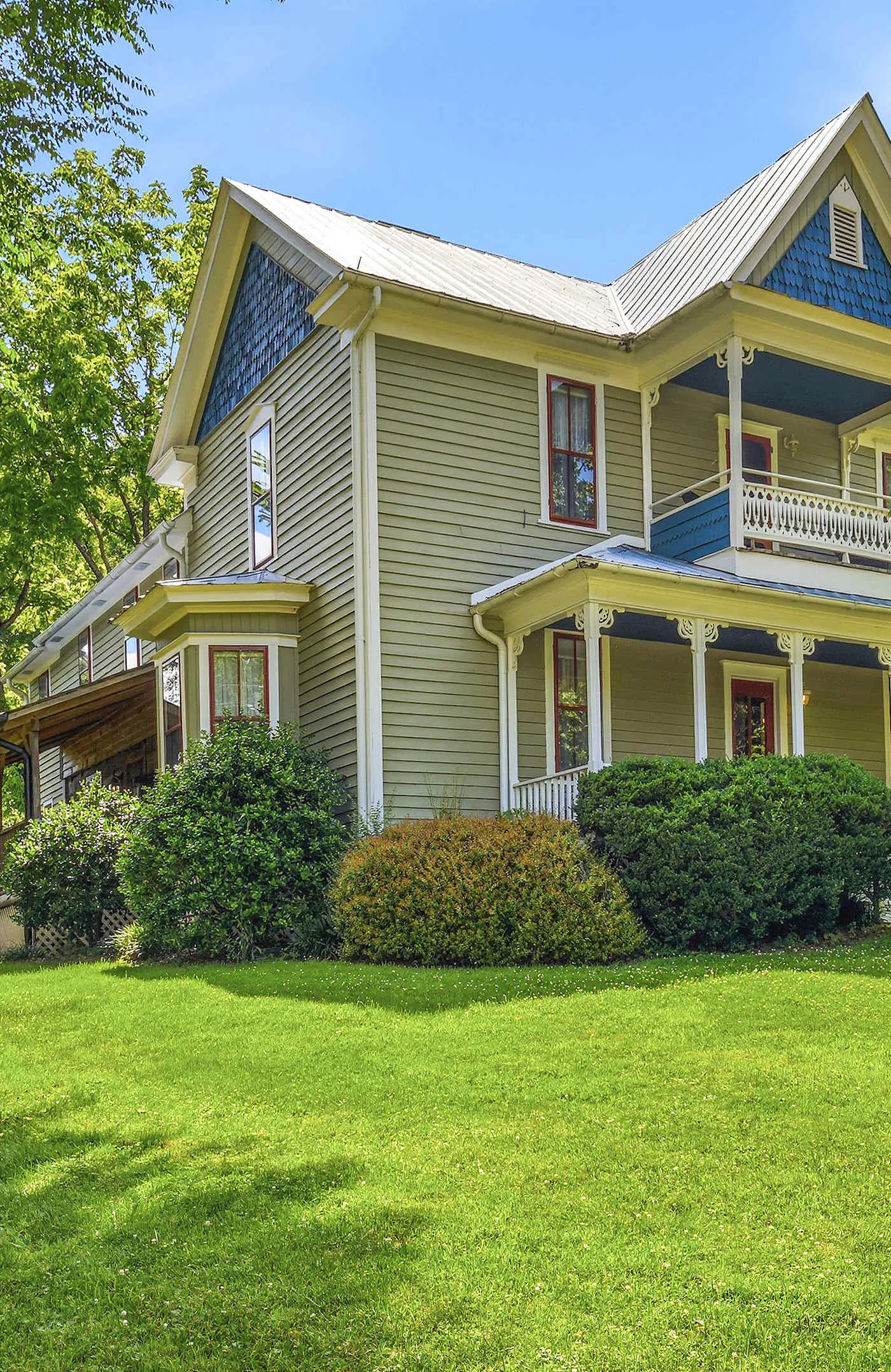 Luxury Farmhouse, creek, dog-friendly, gas fireplace, firepit, BBQ, cable, porch, swing