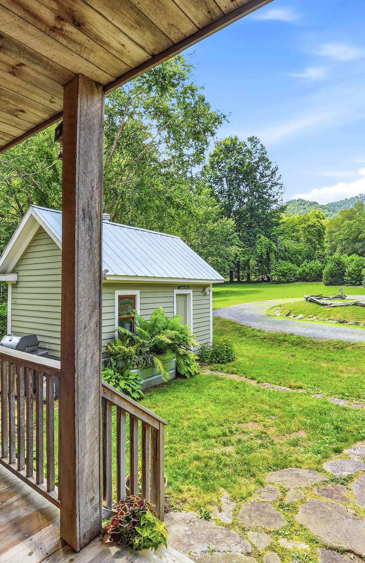 Luxury Farmhouse, creek, dog-friendly, gas fireplace, firepit, BBQ, cable, porch, swing