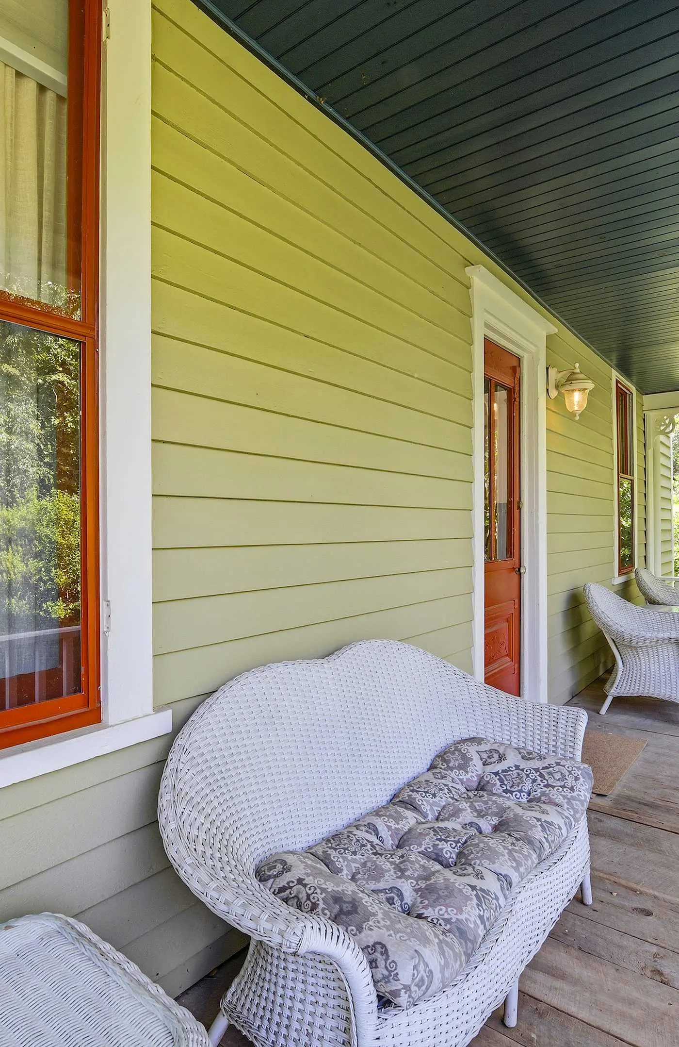 Luxury Farmhouse, creek, dog-friendly, gas fireplace, firepit, BBQ, cable, porch, swing