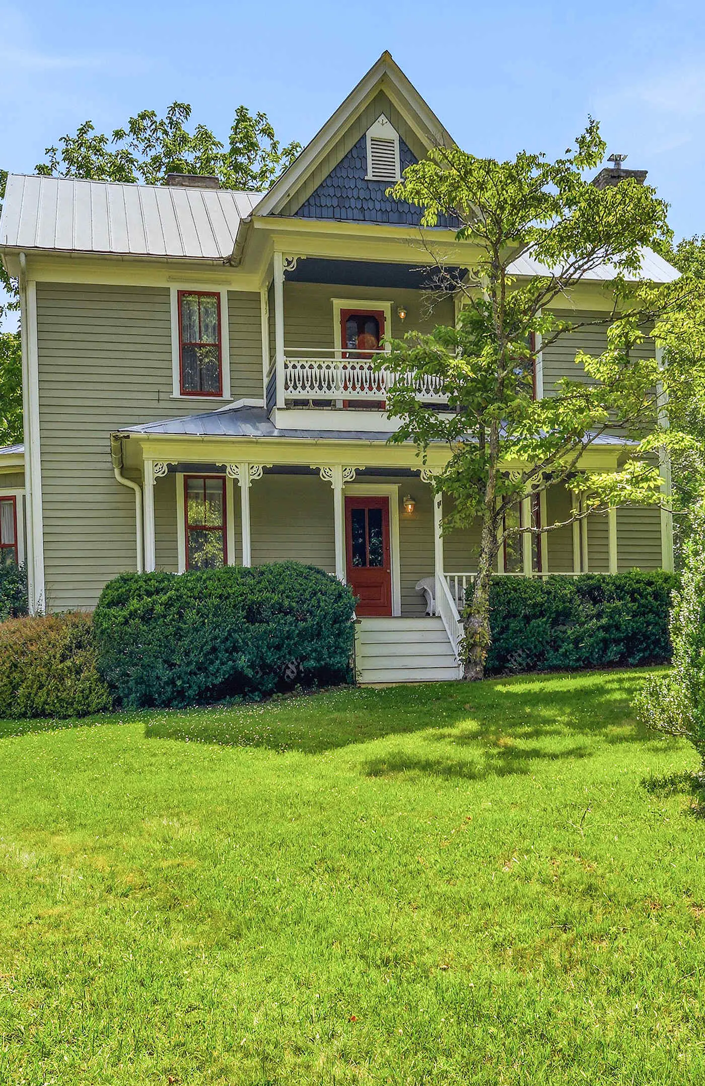 Luxury Farmhouse, creek, dog-friendly, gas fireplace, firepit, BBQ, cable, porch, swing