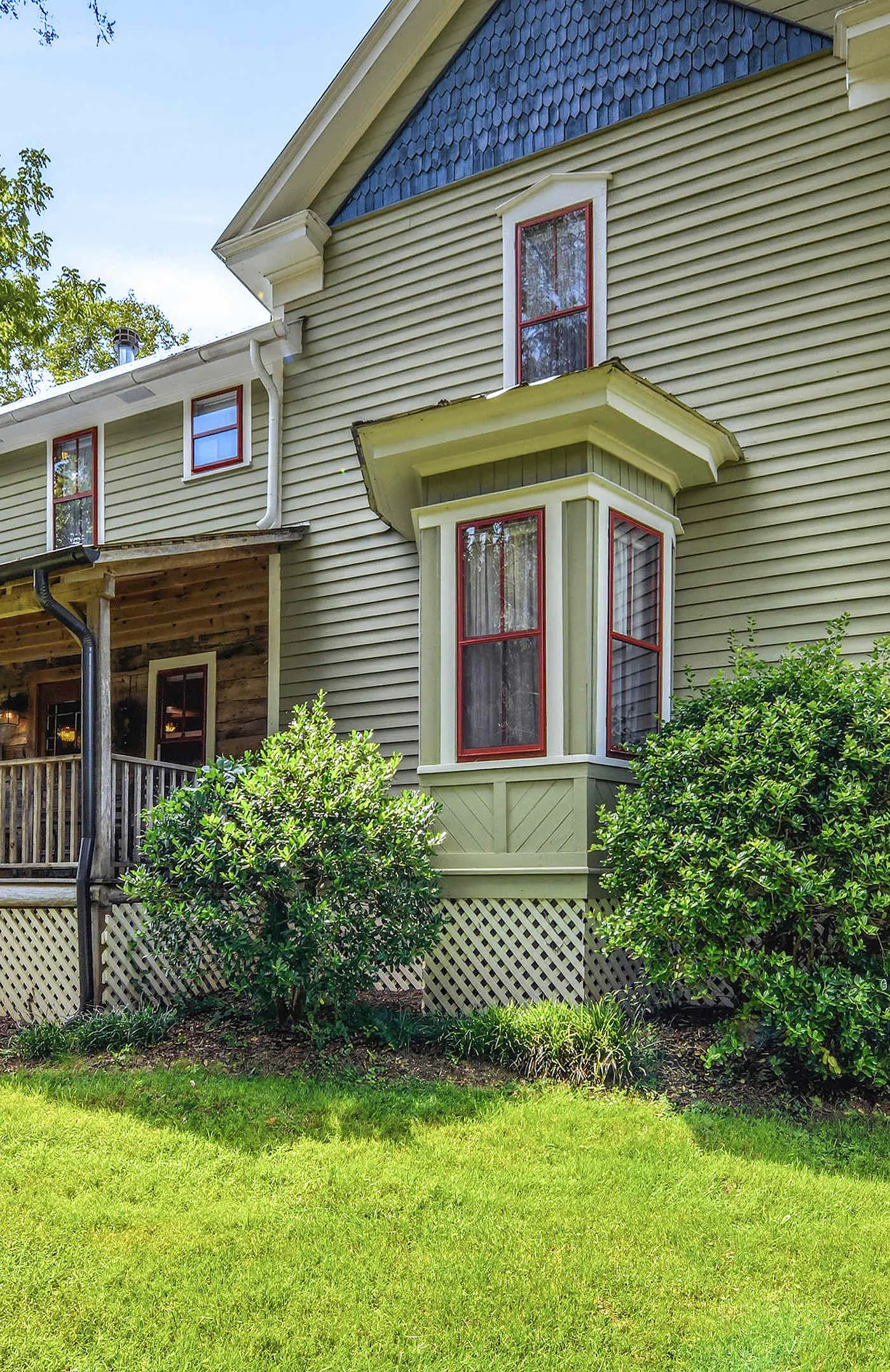 Luxury Farmhouse, creek, dog-friendly, gas fireplace, firepit, BBQ, cable, porch, swing