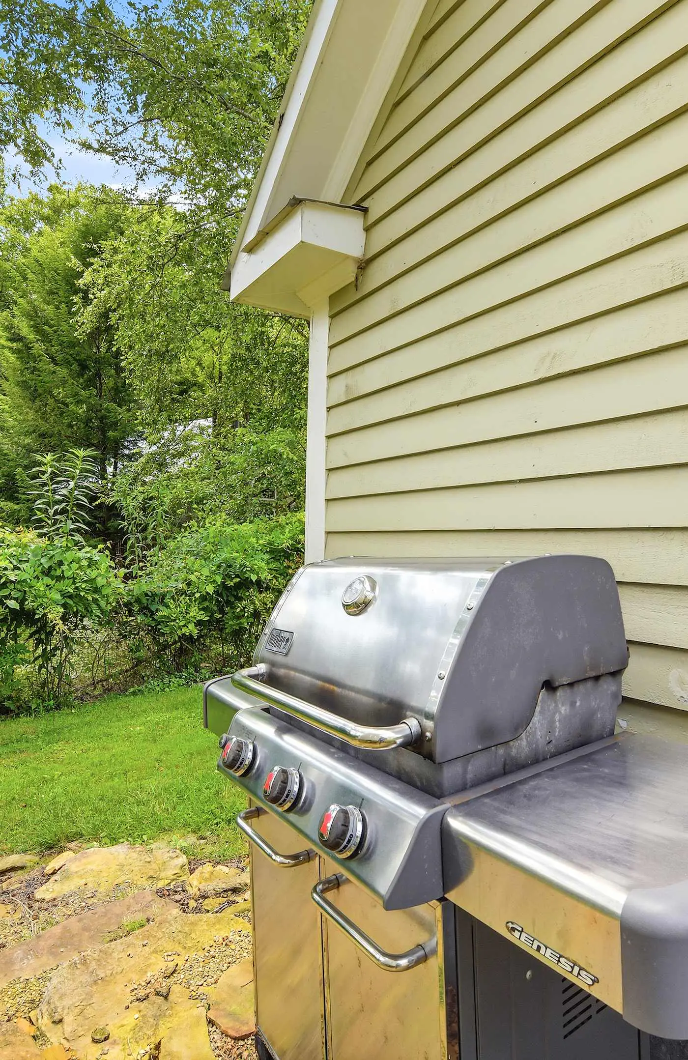 Luxury Farmhouse, creek, dog-friendly, gas fireplace, firepit, BBQ, cable, porch, swing