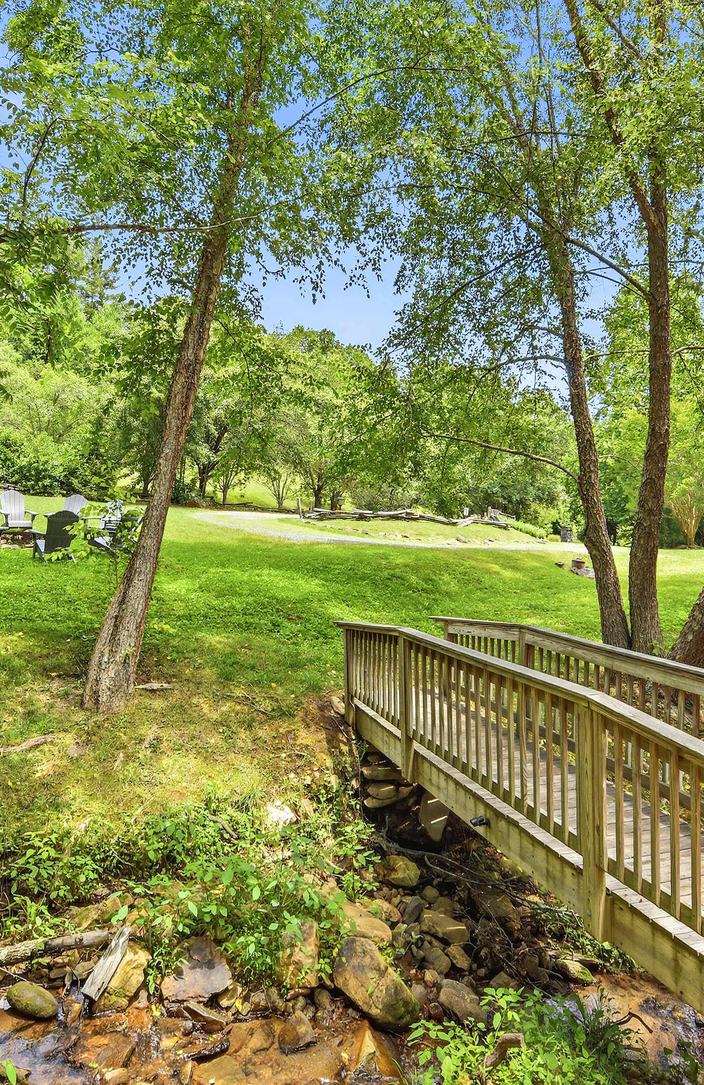 Luxury Farmhouse, creek, dog-friendly, gas fireplace, firepit, BBQ, cable, porch, swing
