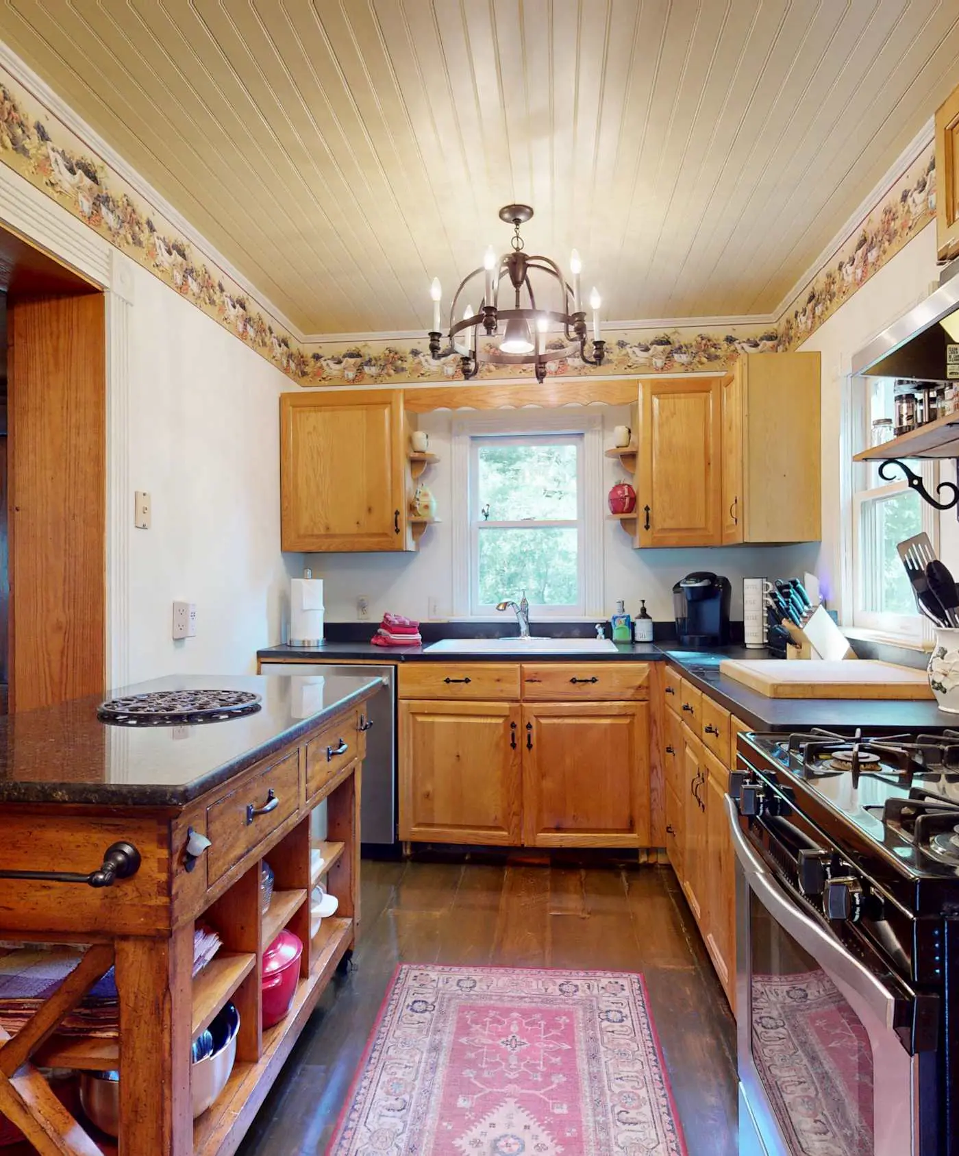Luxury Farmhouse, creek, dog-friendly, gas fireplace, firepit, BBQ, cable, porch, swing