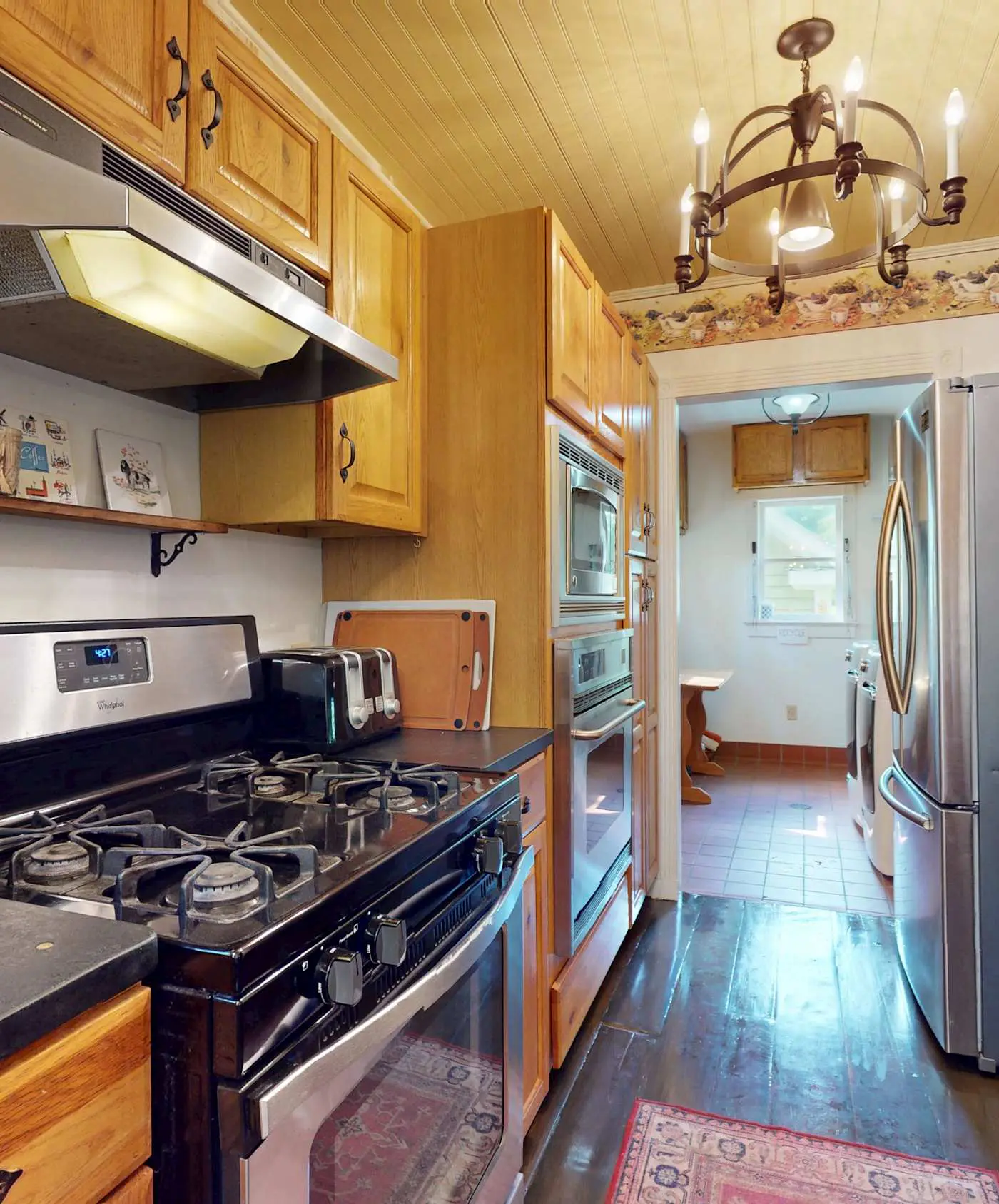 Luxury Farmhouse, creek, dog-friendly, gas fireplace, firepit, BBQ, cable, porch, swing