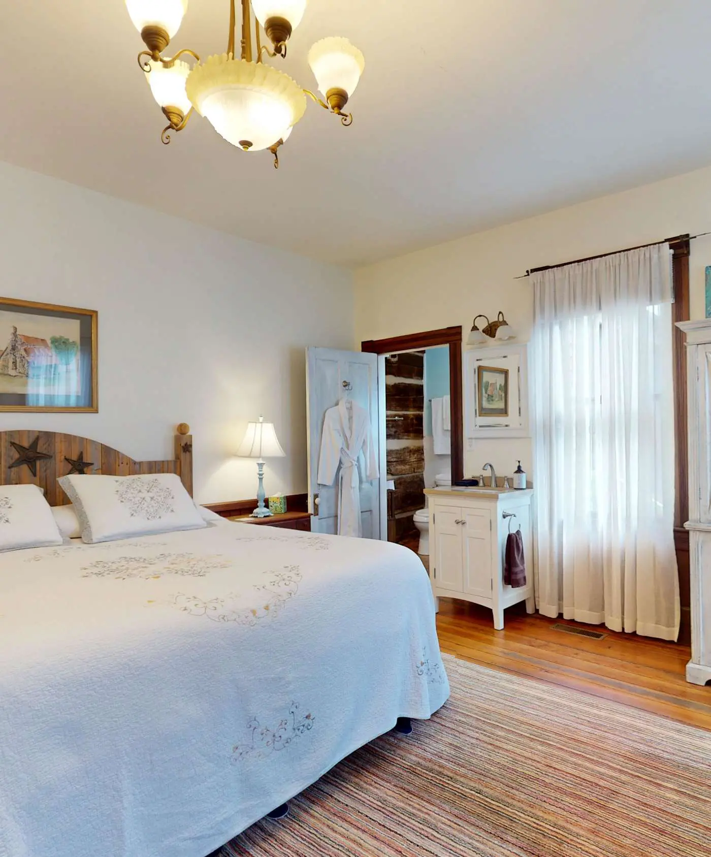 Luxury Farmhouse, creek, dog-friendly, gas fireplace, firepit, BBQ, cable, porch, swing
