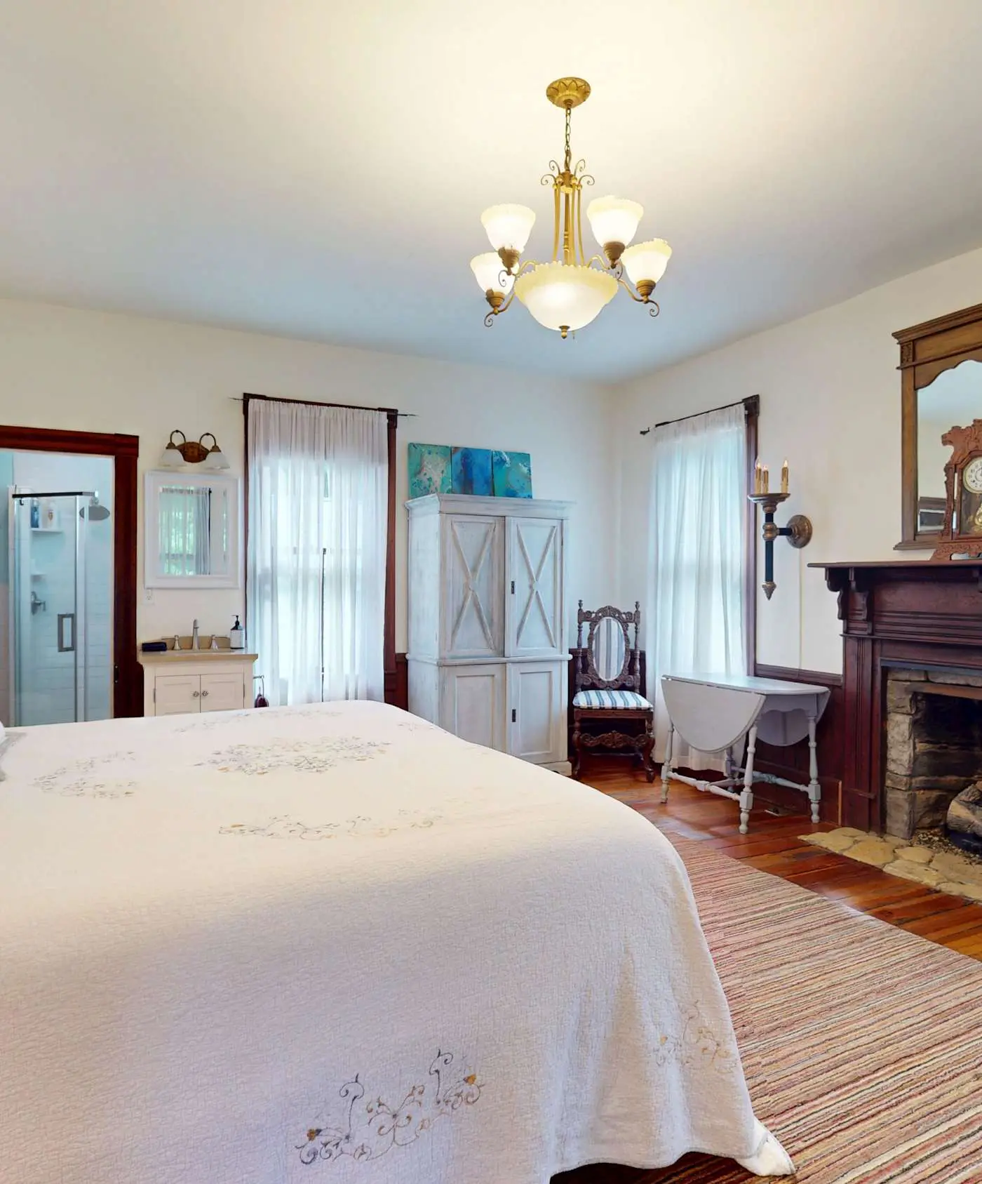 Luxury Farmhouse, creek, dog-friendly, gas fireplace, firepit, BBQ, cable, porch, swing