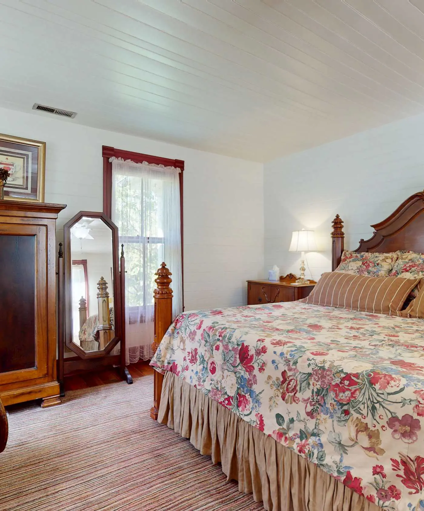 Luxury Farmhouse, creek, dog-friendly, gas fireplace, firepit, BBQ, cable, porch, swing