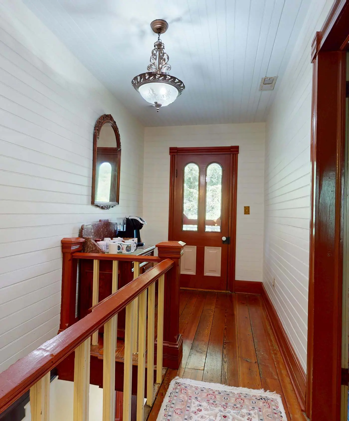 Luxury Farmhouse, creek, dog-friendly, gas fireplace, firepit, BBQ, cable, porch, swing