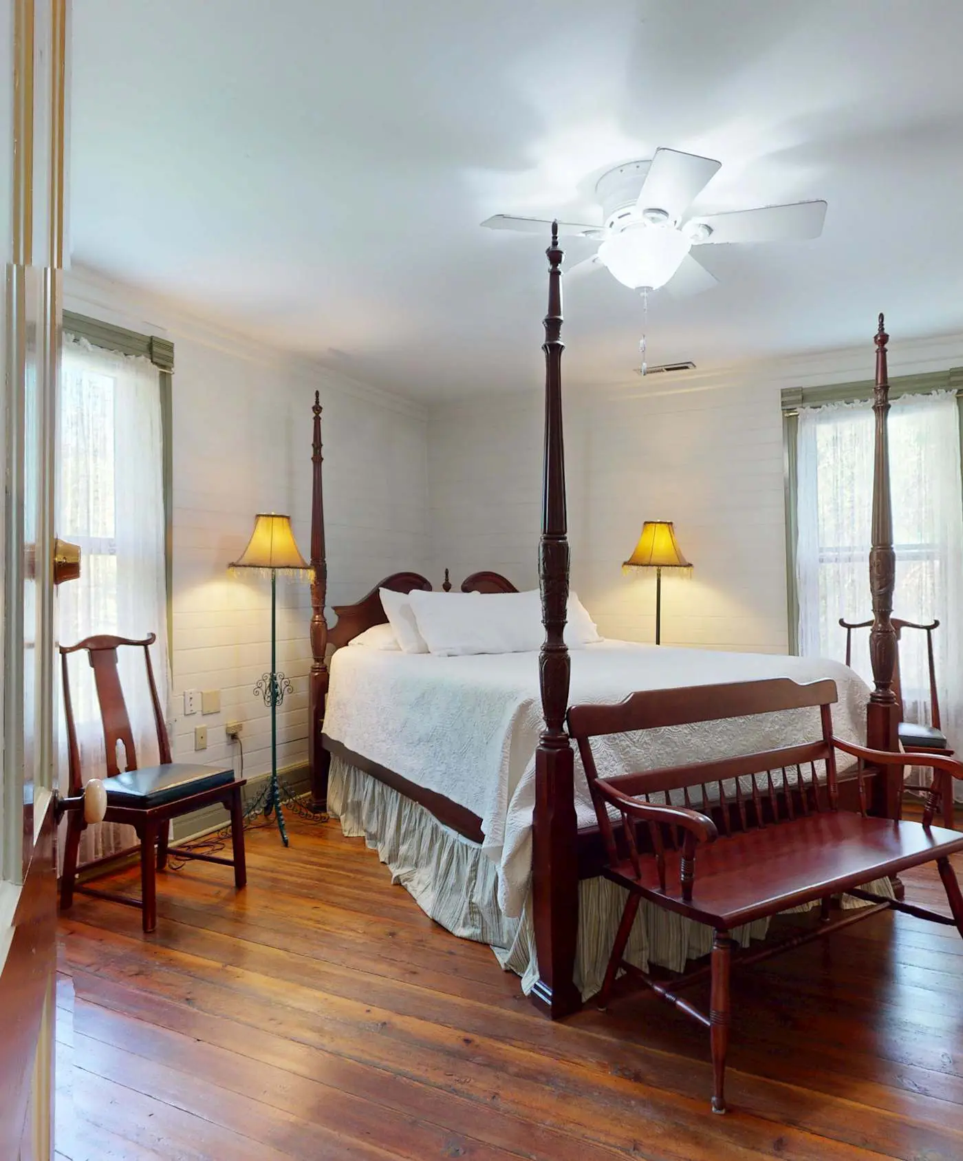 Luxury Farmhouse, creek, dog-friendly, gas fireplace, firepit, BBQ, cable, porch, swing