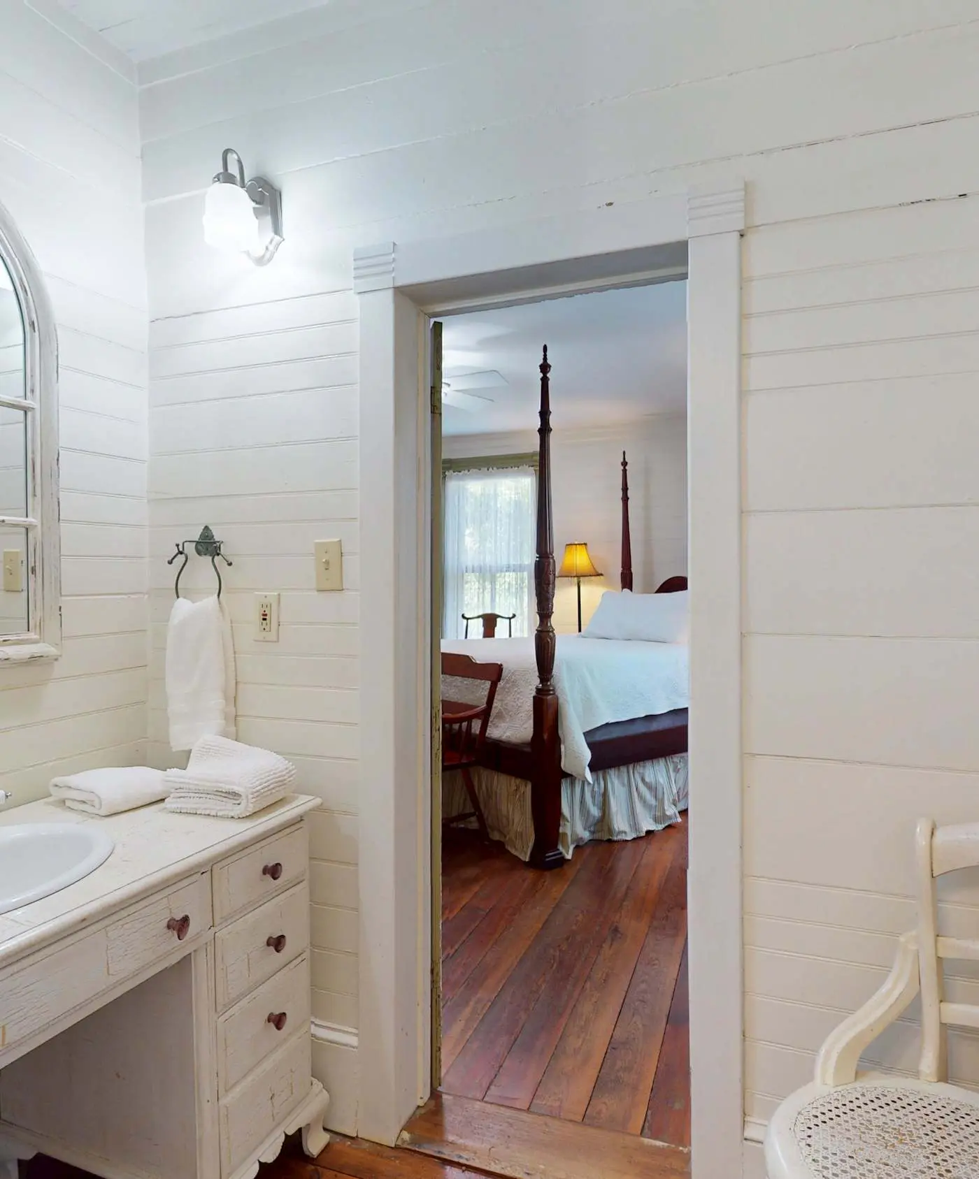 Luxury Farmhouse, creek, dog-friendly, gas fireplace, firepit, BBQ, cable, porch, swing