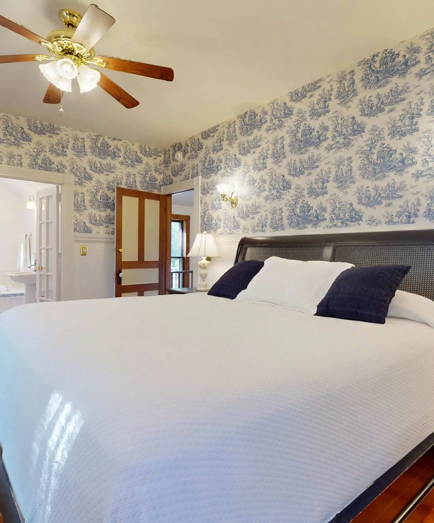 Luxury Farmhouse, creek, dog-friendly, gas fireplace, firepit, BBQ, cable, porch, swing