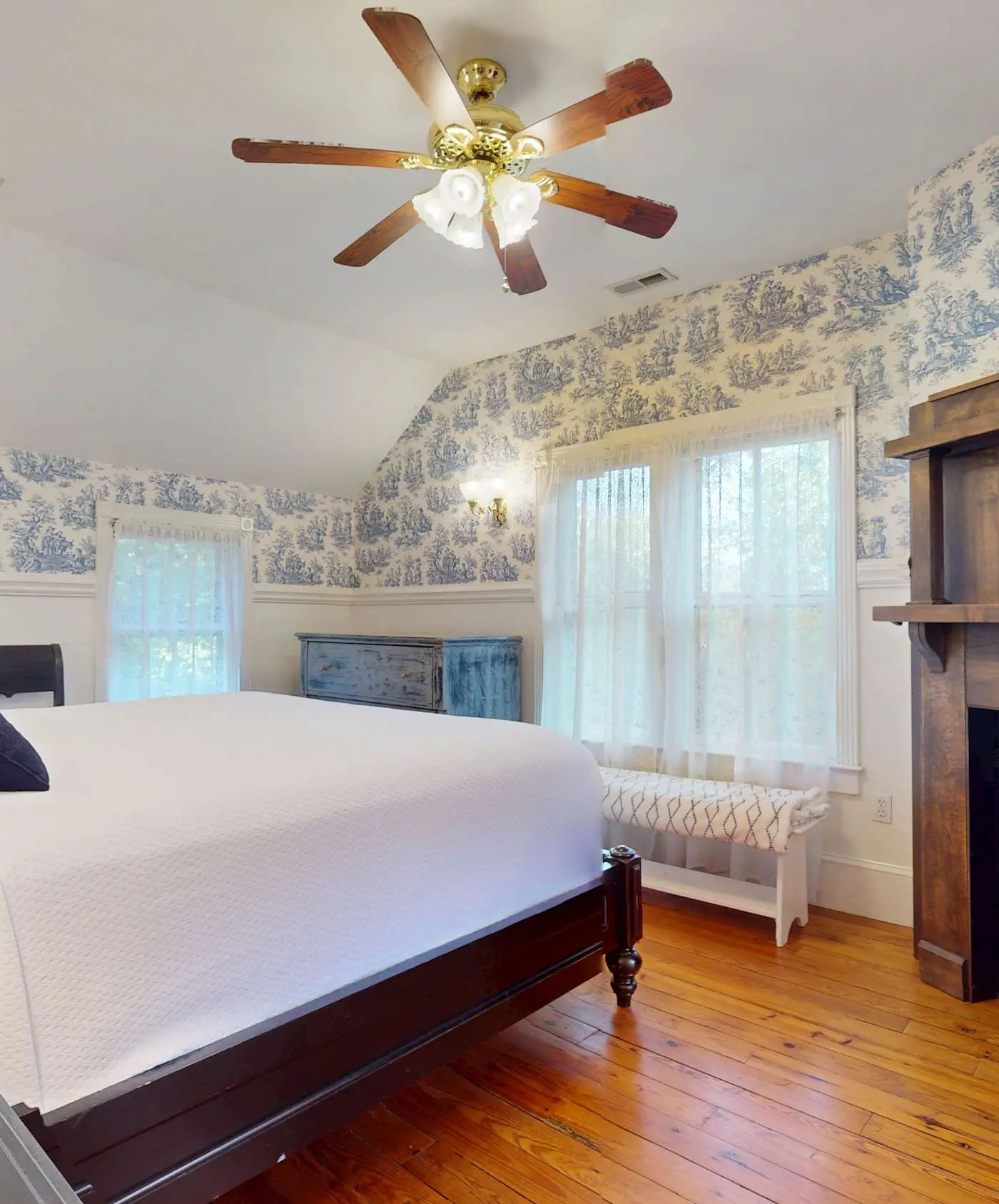 Luxury Farmhouse, creek, dog-friendly, gas fireplace, firepit, BBQ, cable, porch, swing