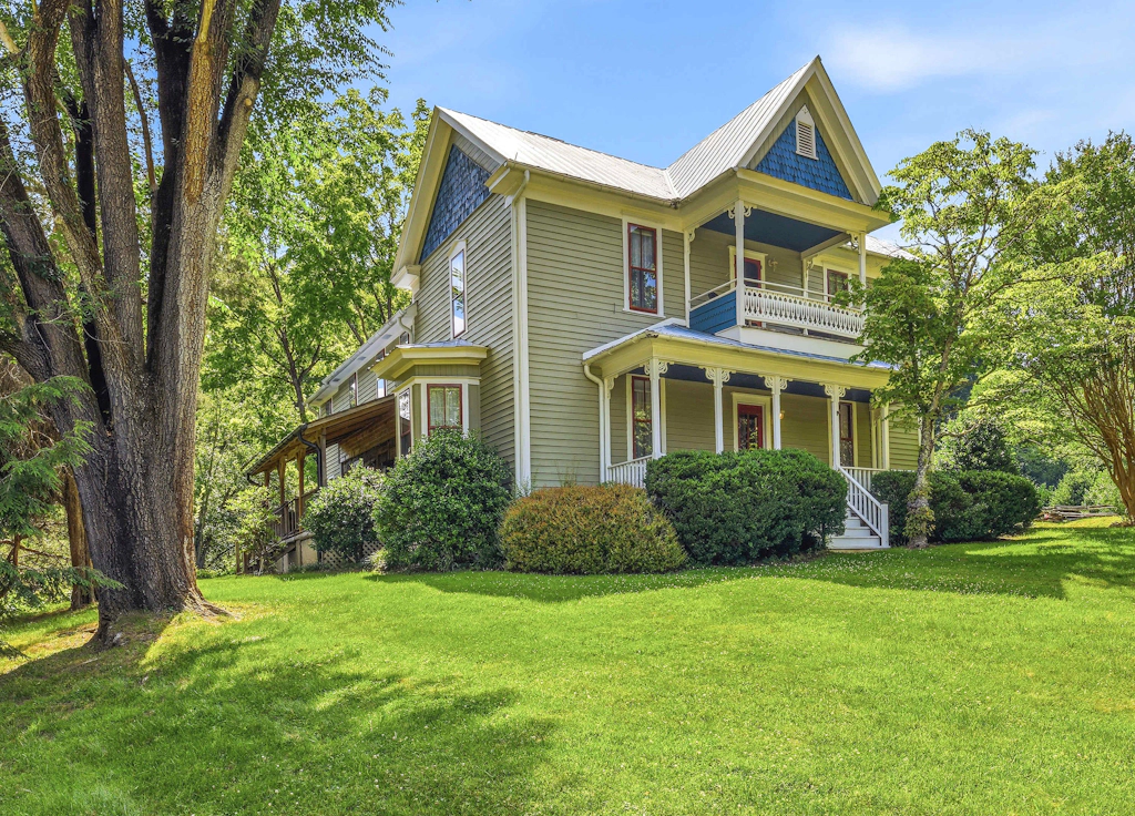 Luxury Farmhouse & Creekside Cottage, Dog-friendly, Scenic Views, Firepit, BBQ