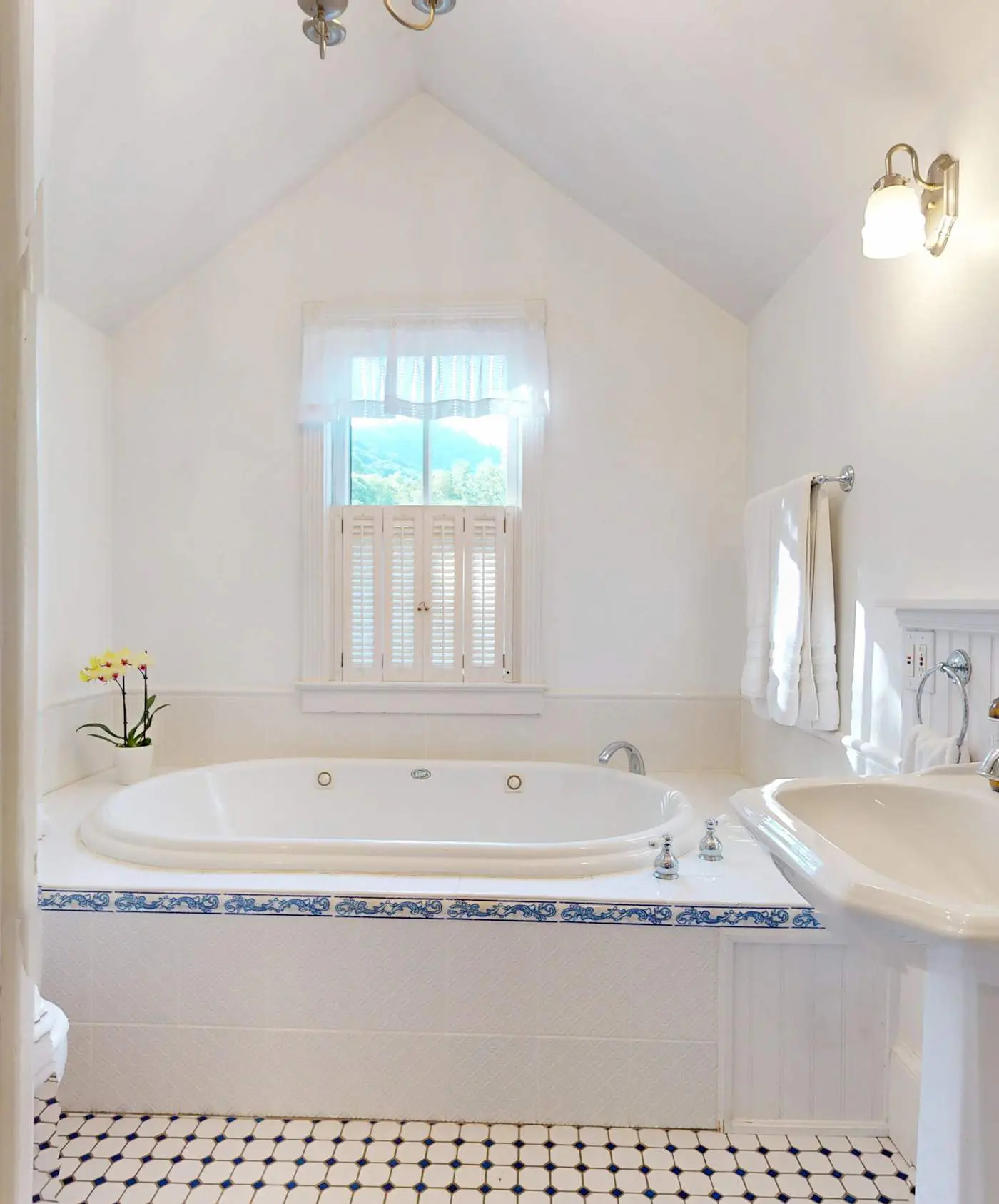 Luxury Farmhouse & Creekside Cottage, Dog-friendly, Scenic Views, Firepit, BBQ