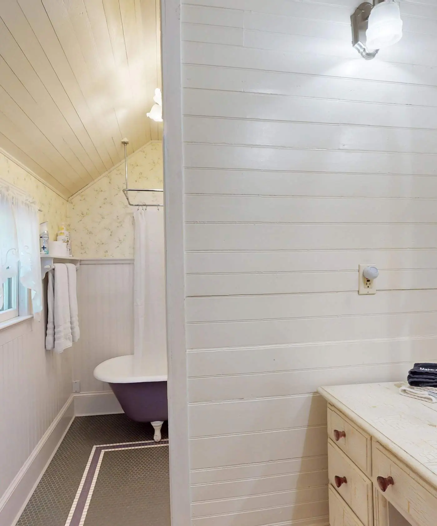 Luxury Farmhouse & Creekside Cottage, Dog-friendly, Scenic Views, Firepit, BBQ