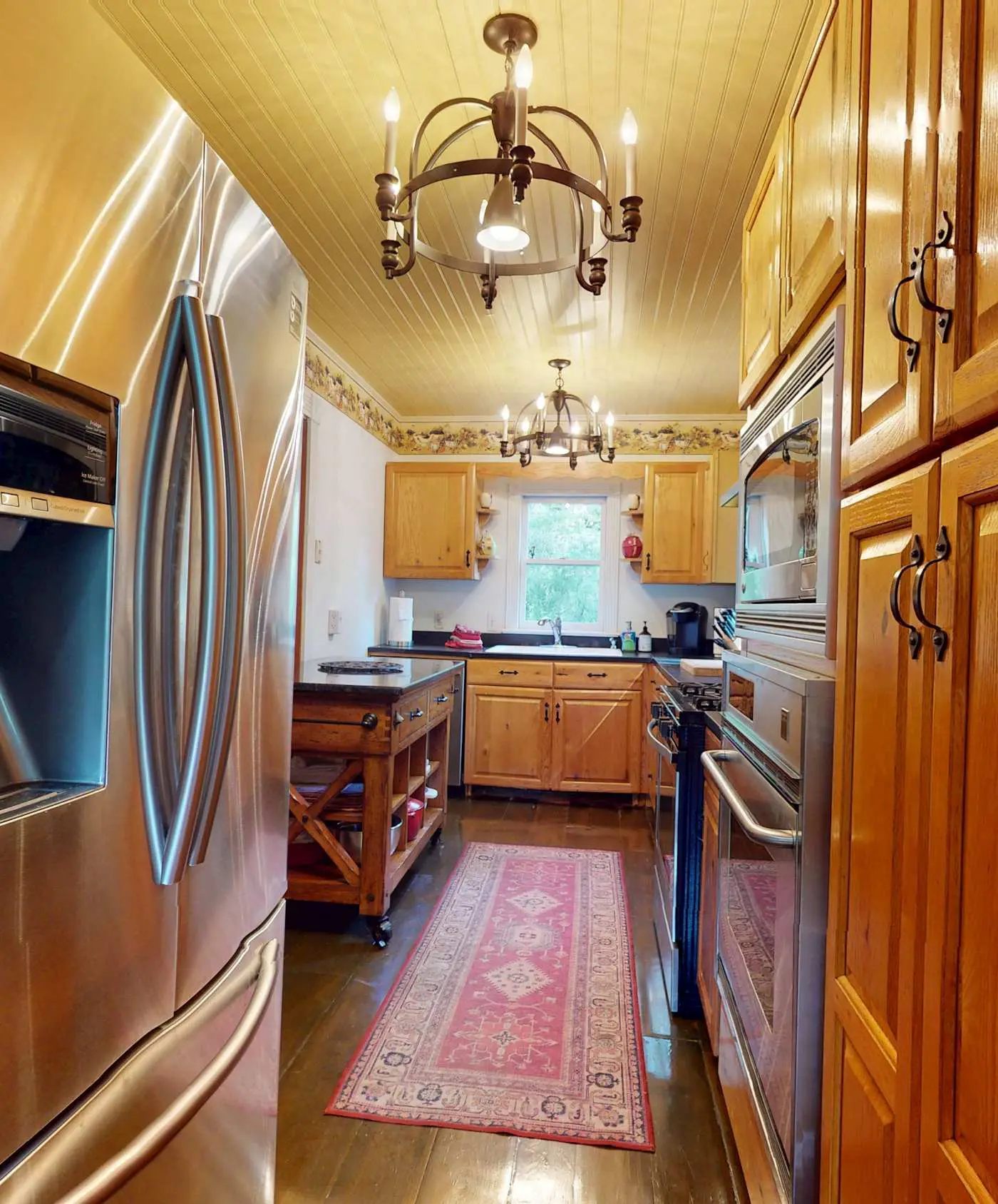 Luxury Farmhouse & Creekside Cottage, Dog-friendly, Scenic Views, Firepit, BBQ