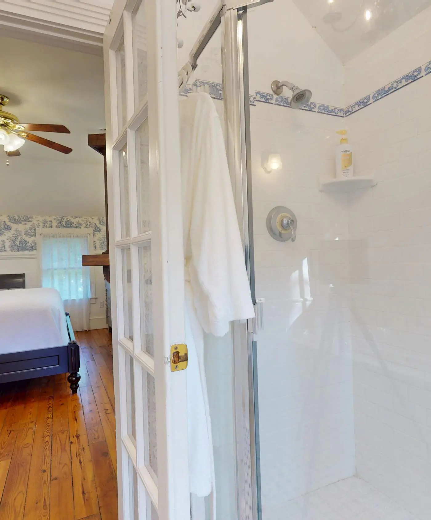 Luxury Farmhouse & Creekside Cottage, Dog-friendly, Scenic Views, Firepit, BBQ