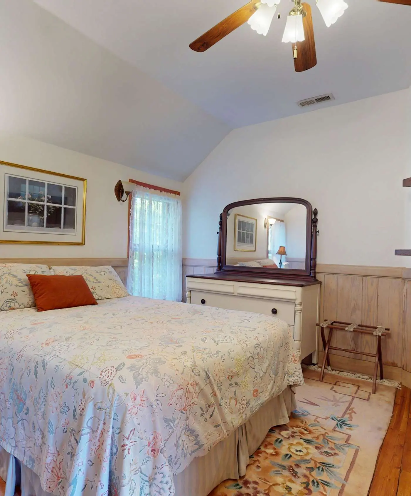 Luxury Farmhouse & Creekside Cottage, Dog-friendly, Scenic Views, Firepit, BBQ