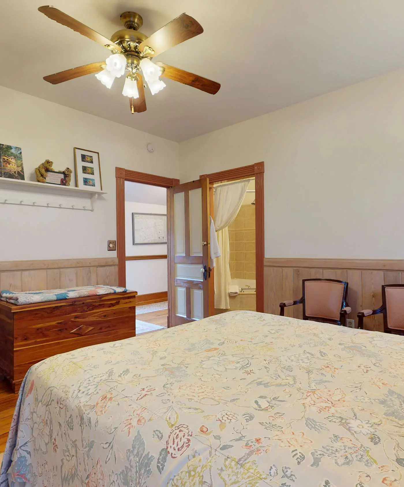 Luxury Farmhouse & Creekside Cottage, Dog-friendly, Scenic Views, Firepit, BBQ