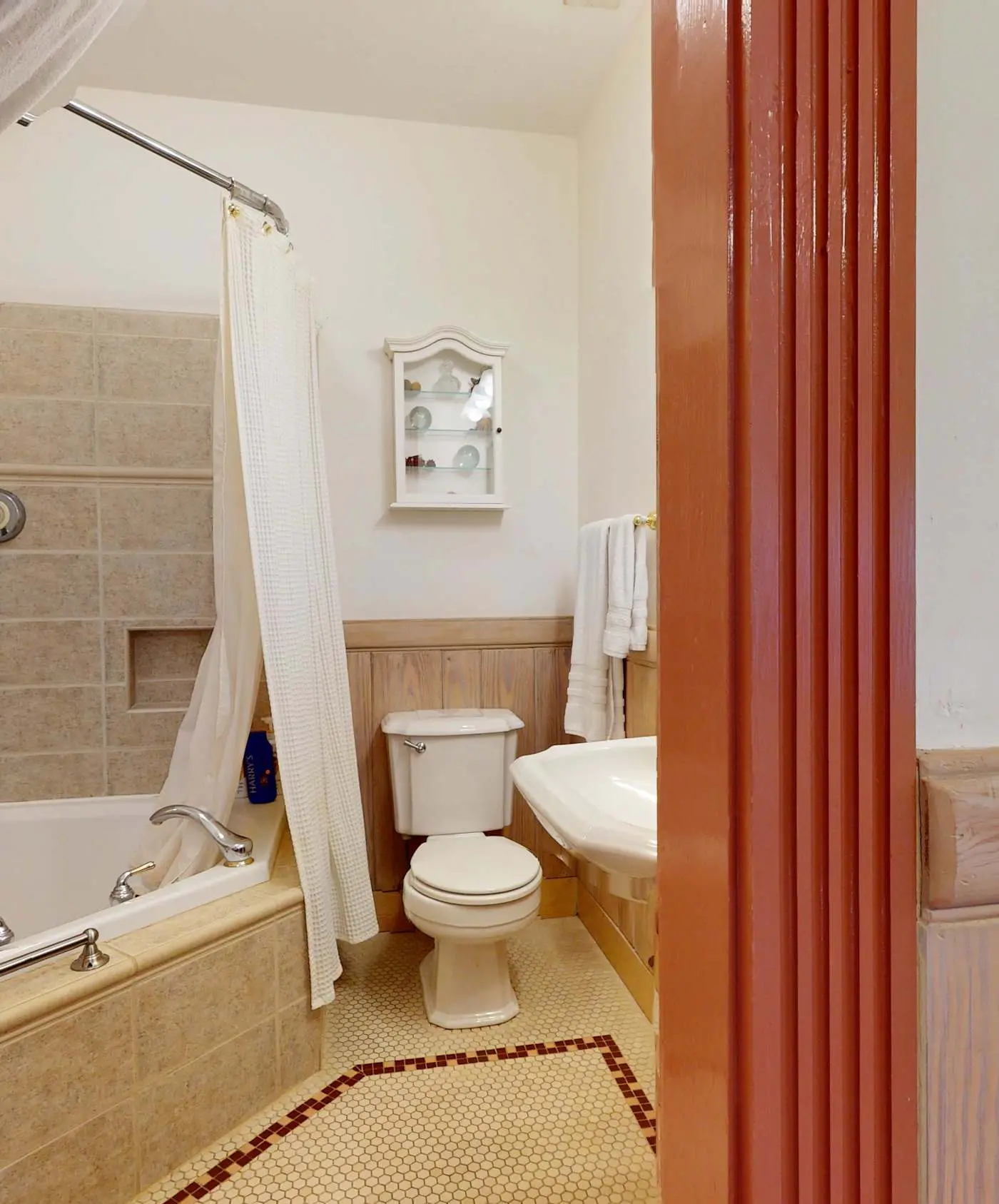 Luxury Farmhouse & Creekside Cottage, Dog-friendly, Scenic Views, Firepit, BBQ