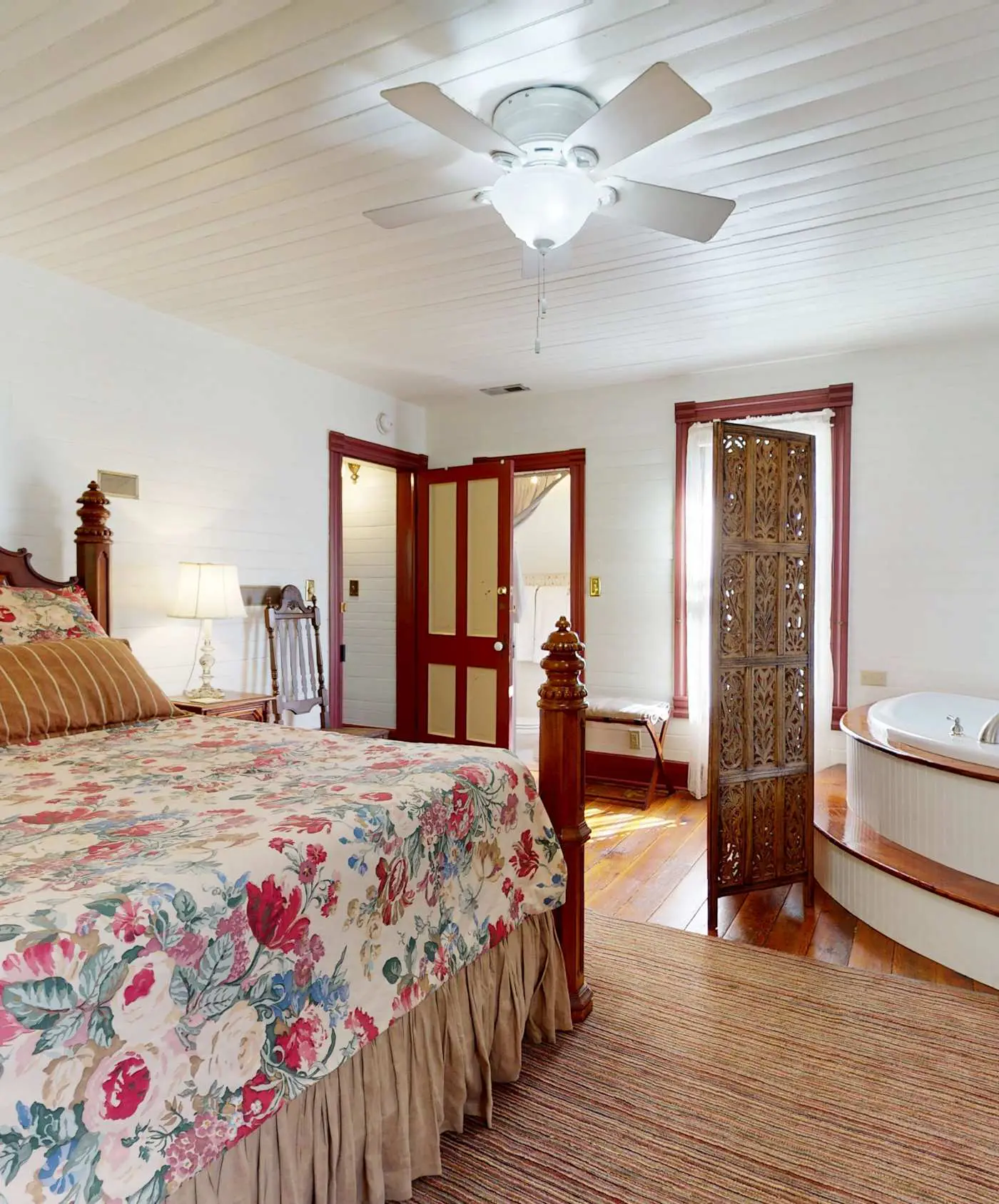 Luxury Farmhouse & Creekside Cottage, Dog-friendly, Scenic Views, Firepit, BBQ