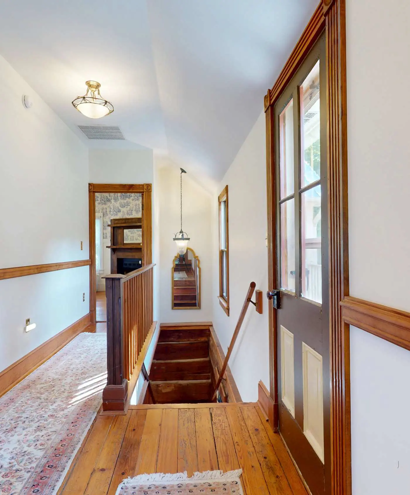 Luxury Farmhouse & Creekside Cottage, Dog-friendly, Scenic Views, Firepit, BBQ