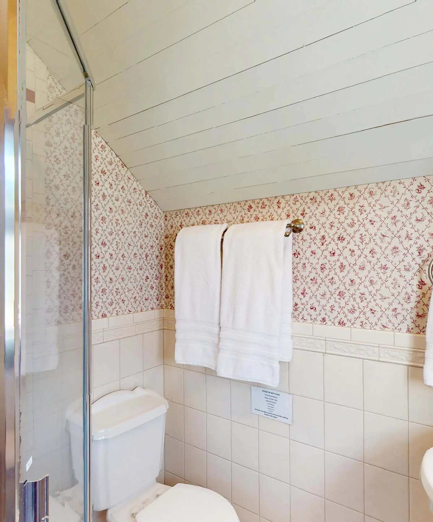 Luxury Farmhouse & Creekside Cottage, Dog-friendly, Scenic Views, Firepit, BBQ