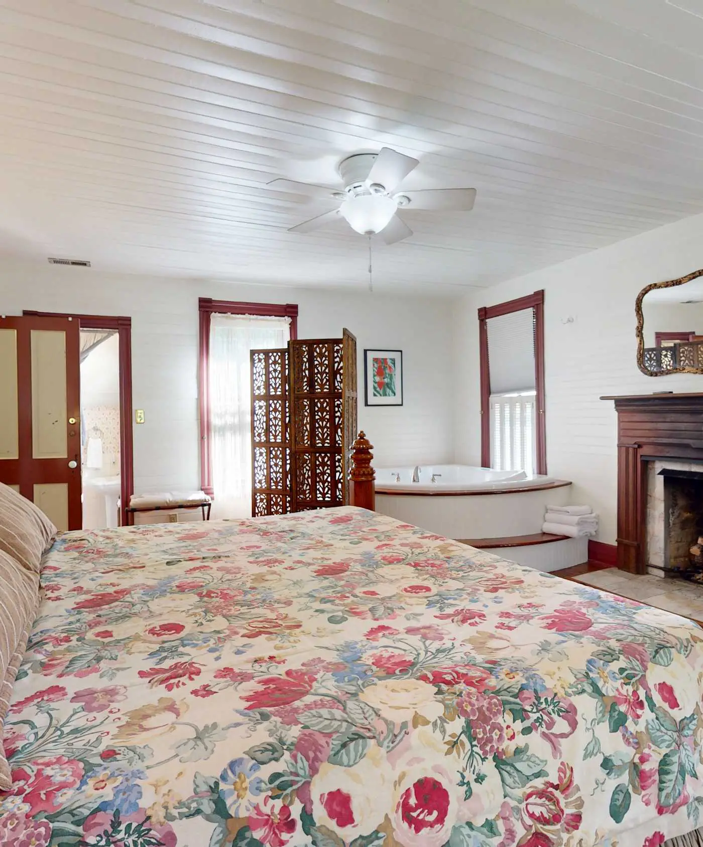 Luxury Farmhouse & Creekside Cottage, Dog-friendly, Scenic Views, Firepit, BBQ