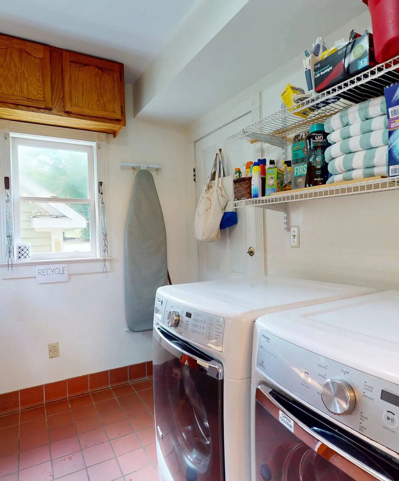 Luxury Farmhouse & Creekside Cottage, Dog-friendly, Scenic Views, Firepit, BBQ