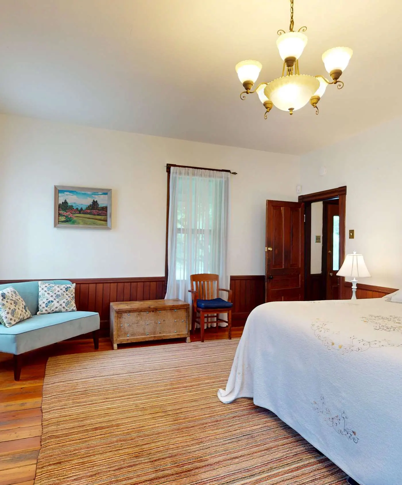 Luxury Farmhouse & Creekside Cottage, Dog-friendly, Scenic Views, Firepit, BBQ