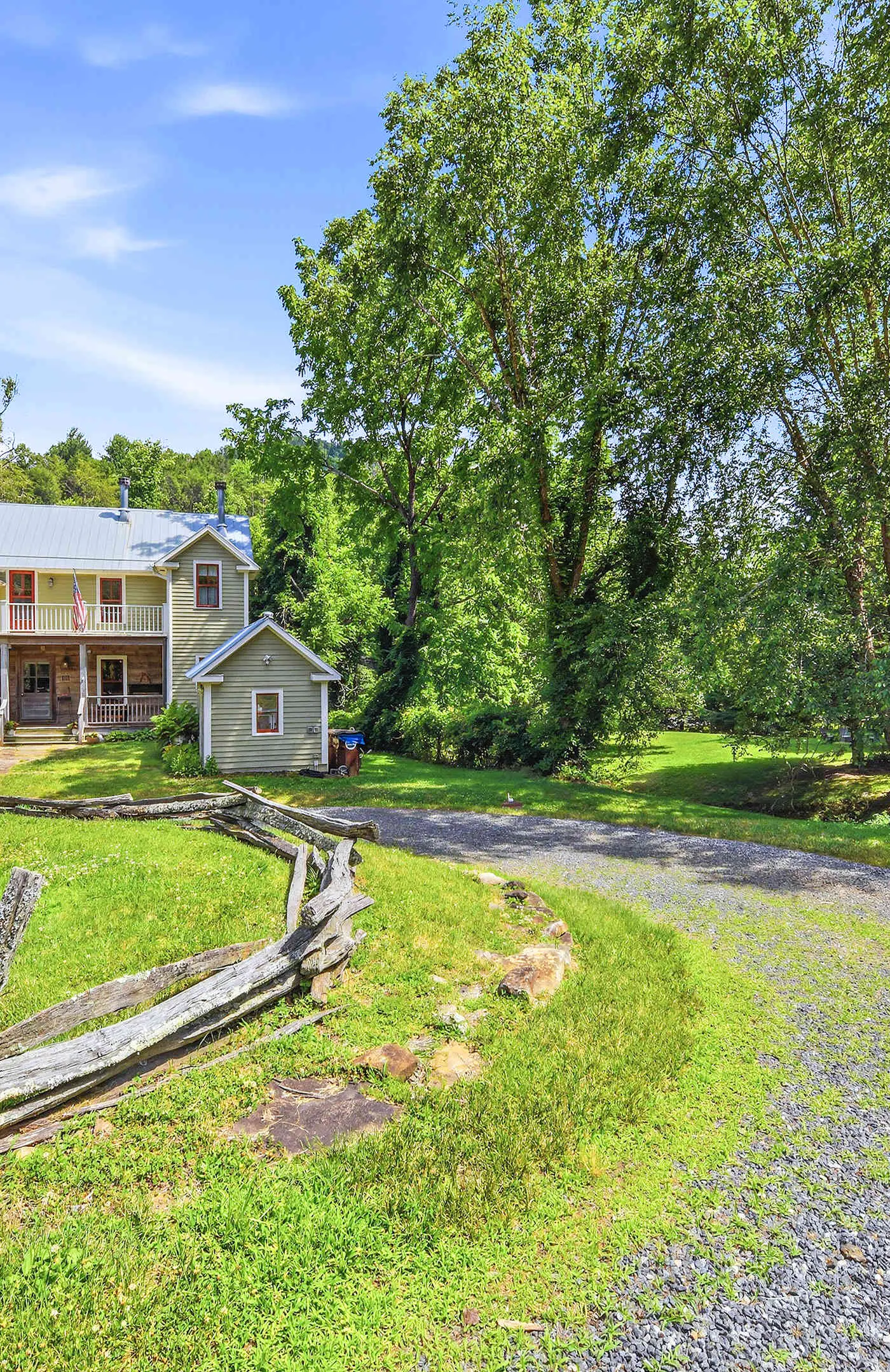 Luxury Farmhouse & Creekside Cottage, Dog-friendly, Scenic Views, Firepit, BBQ