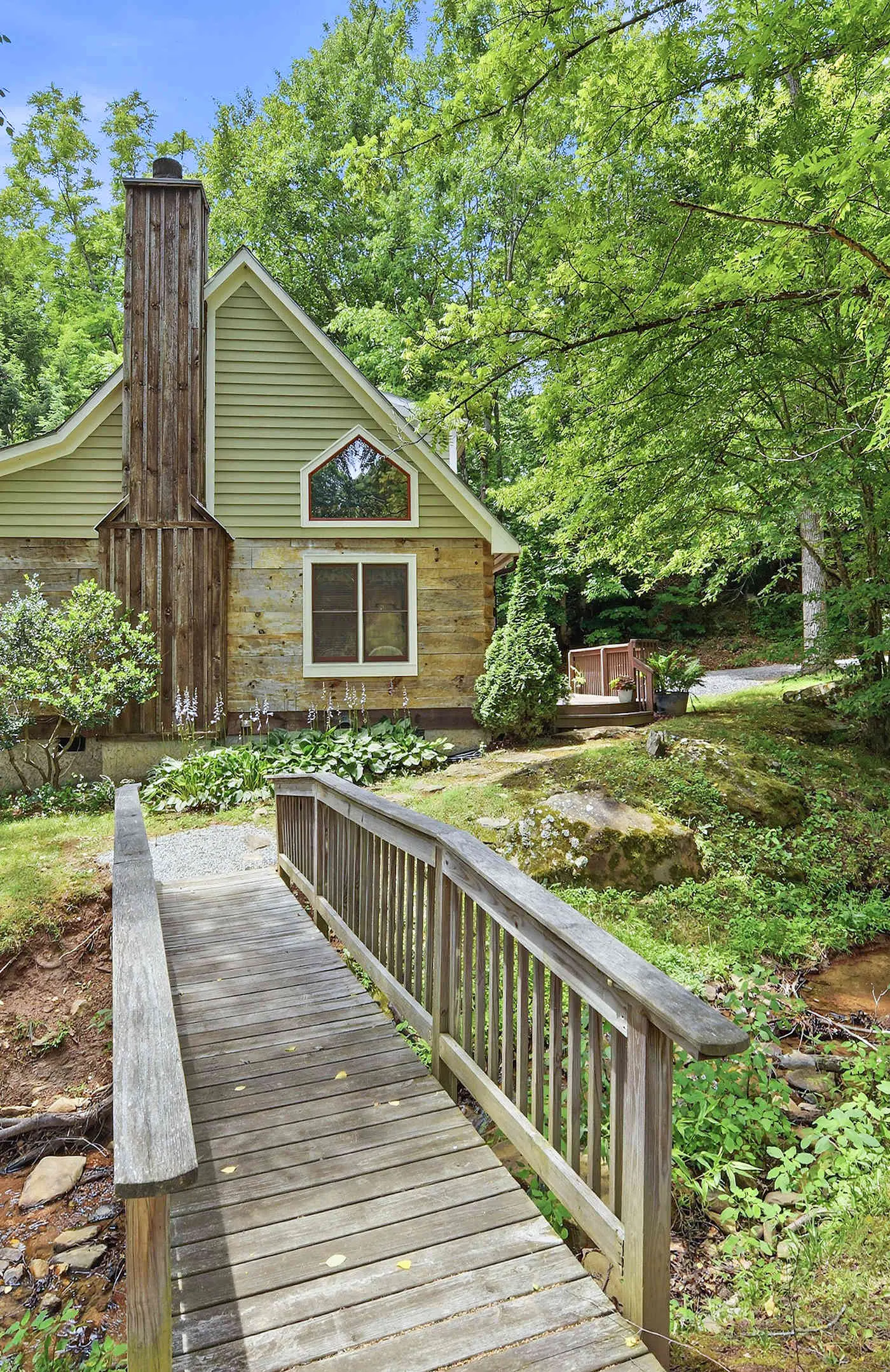 Luxury Farmhouse & Creekside Cottage, Dog-friendly, Scenic Views, Firepit, BBQ