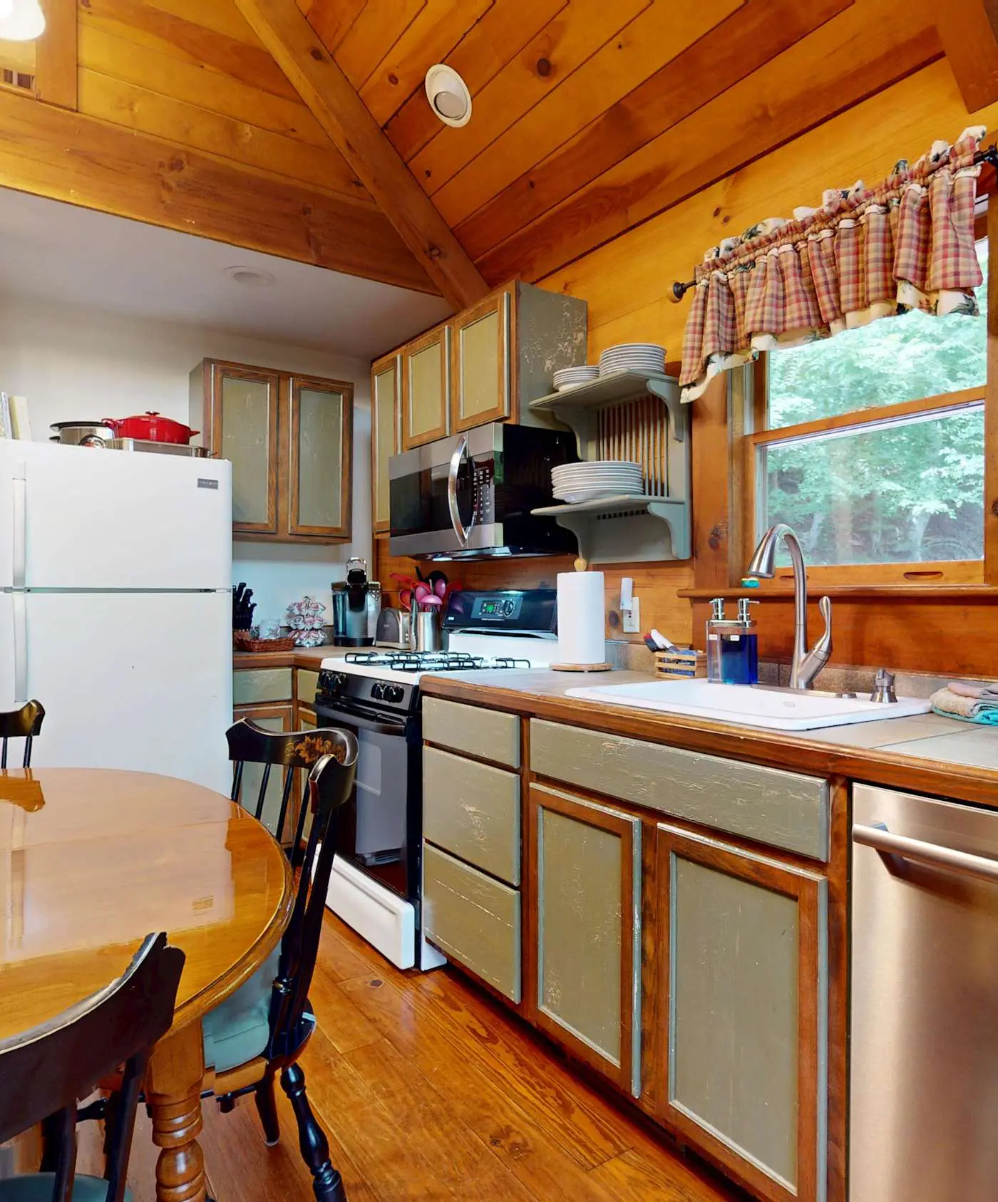 Luxury Farmhouse & Creekside Cottage, Dog-friendly, Scenic Views, Firepit, BBQ