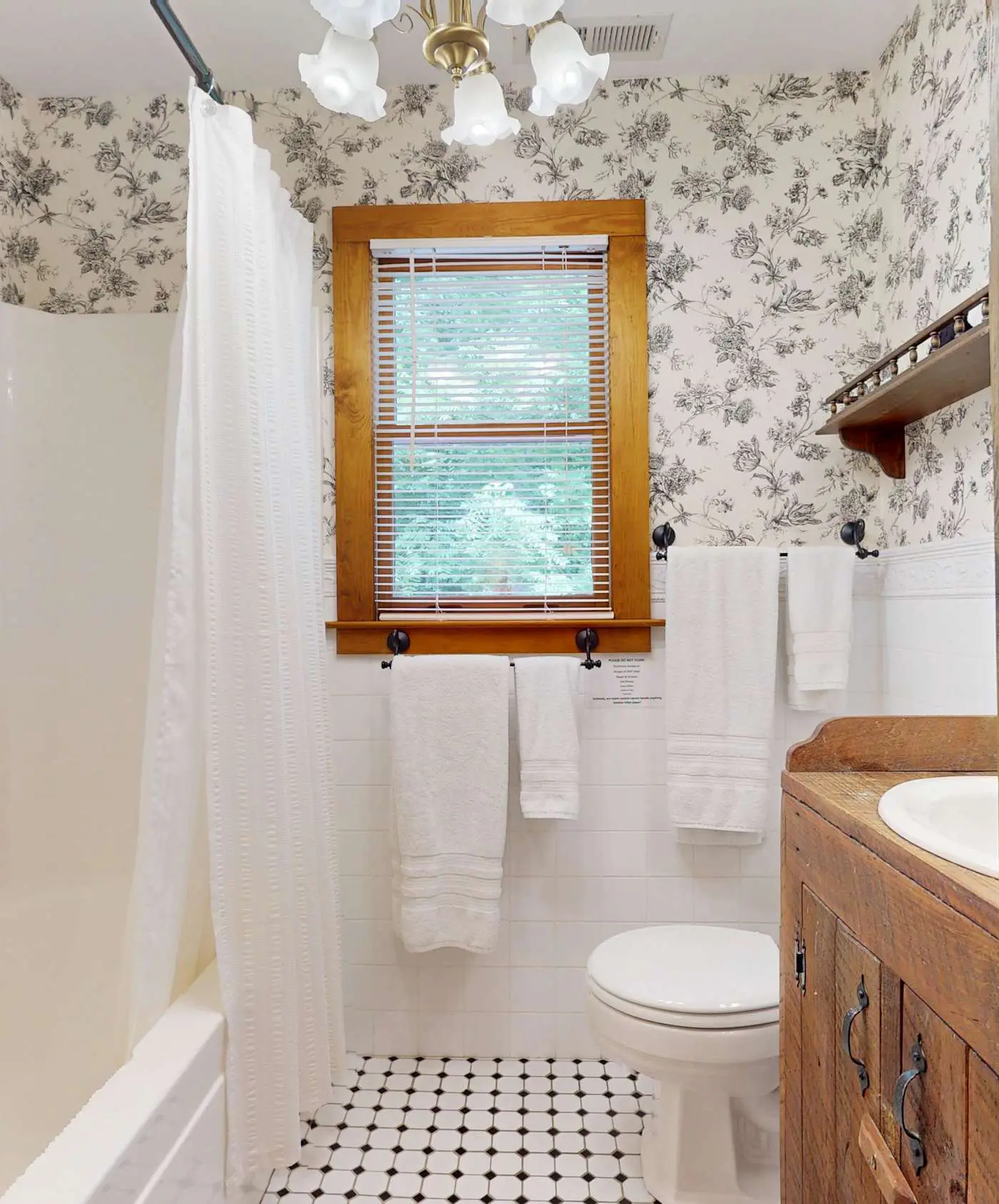 Luxury Farmhouse & Creekside Cottage, Dog-friendly, Scenic Views, Firepit, BBQ