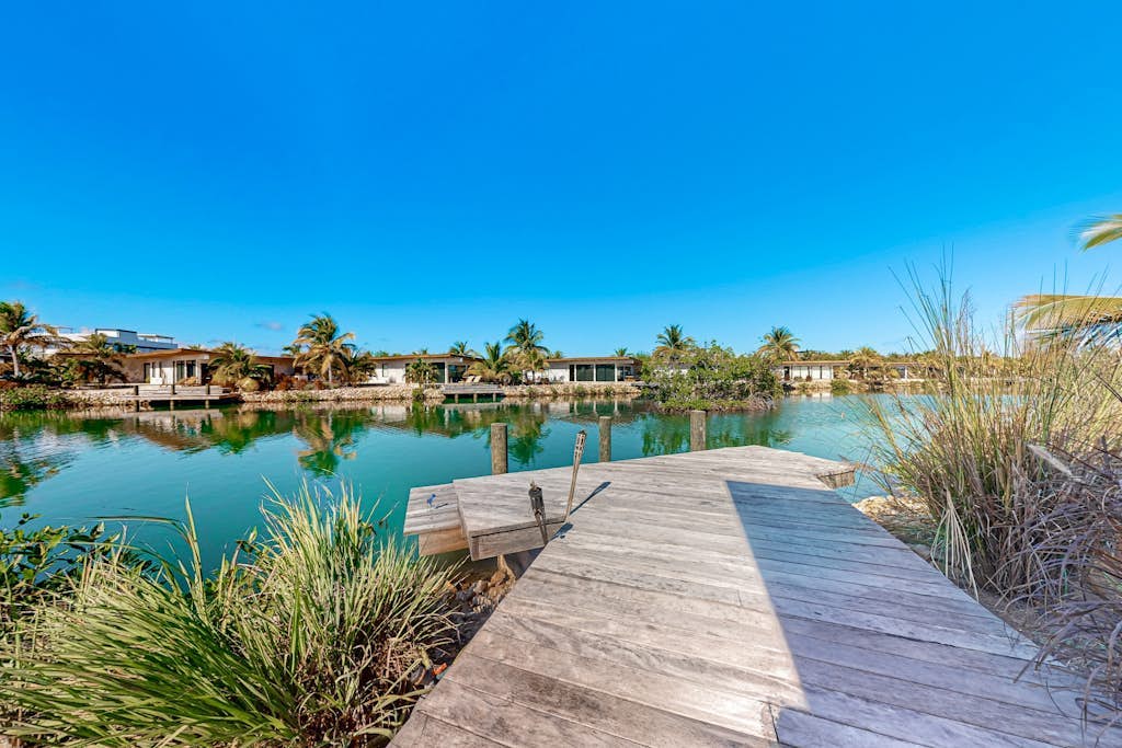 Luxury villa in gated community with tropical garden, pool & pet friendly